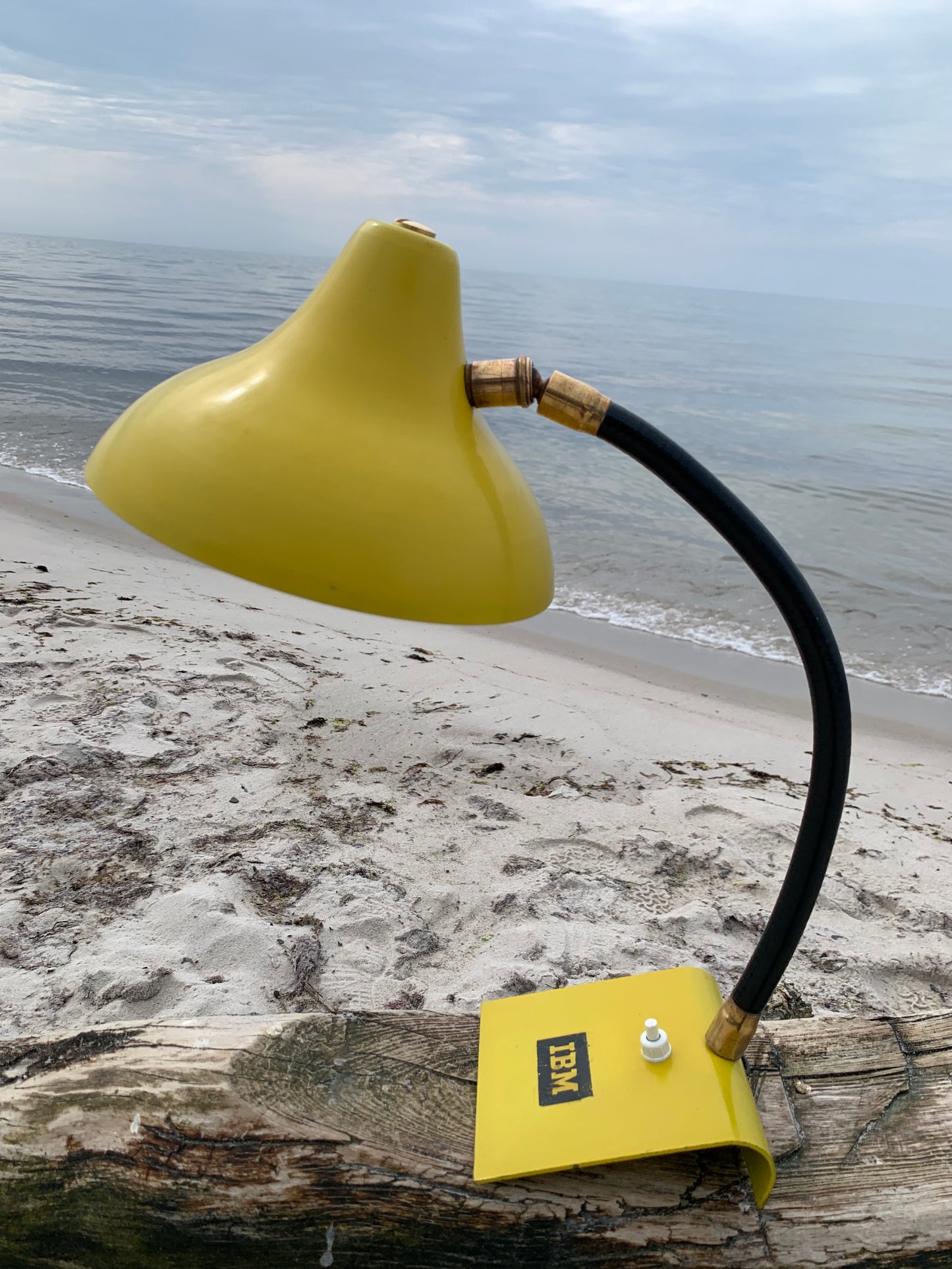 Vintage lampa med IBM-reklam