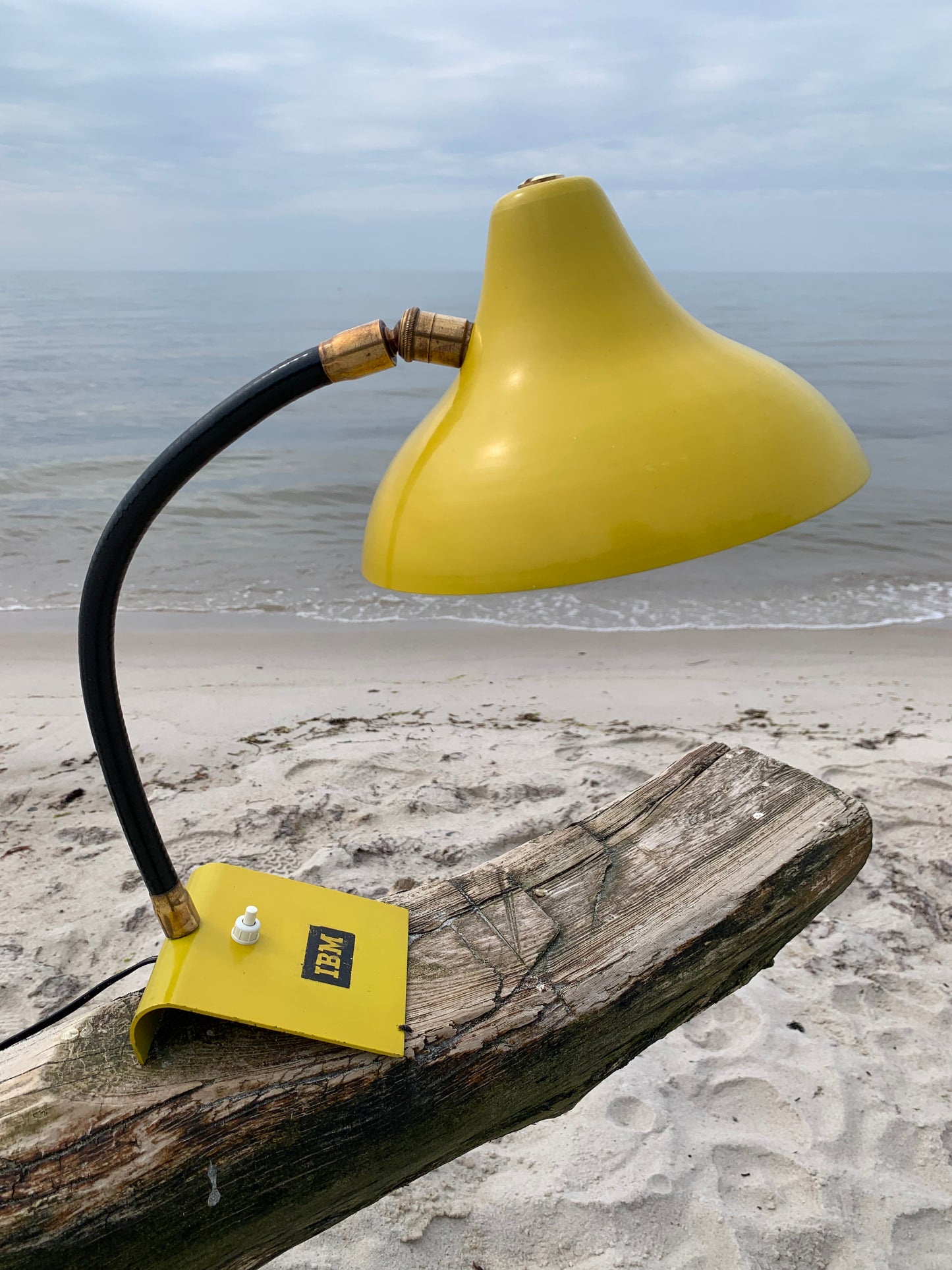Vintage lampa med IBM-reklam