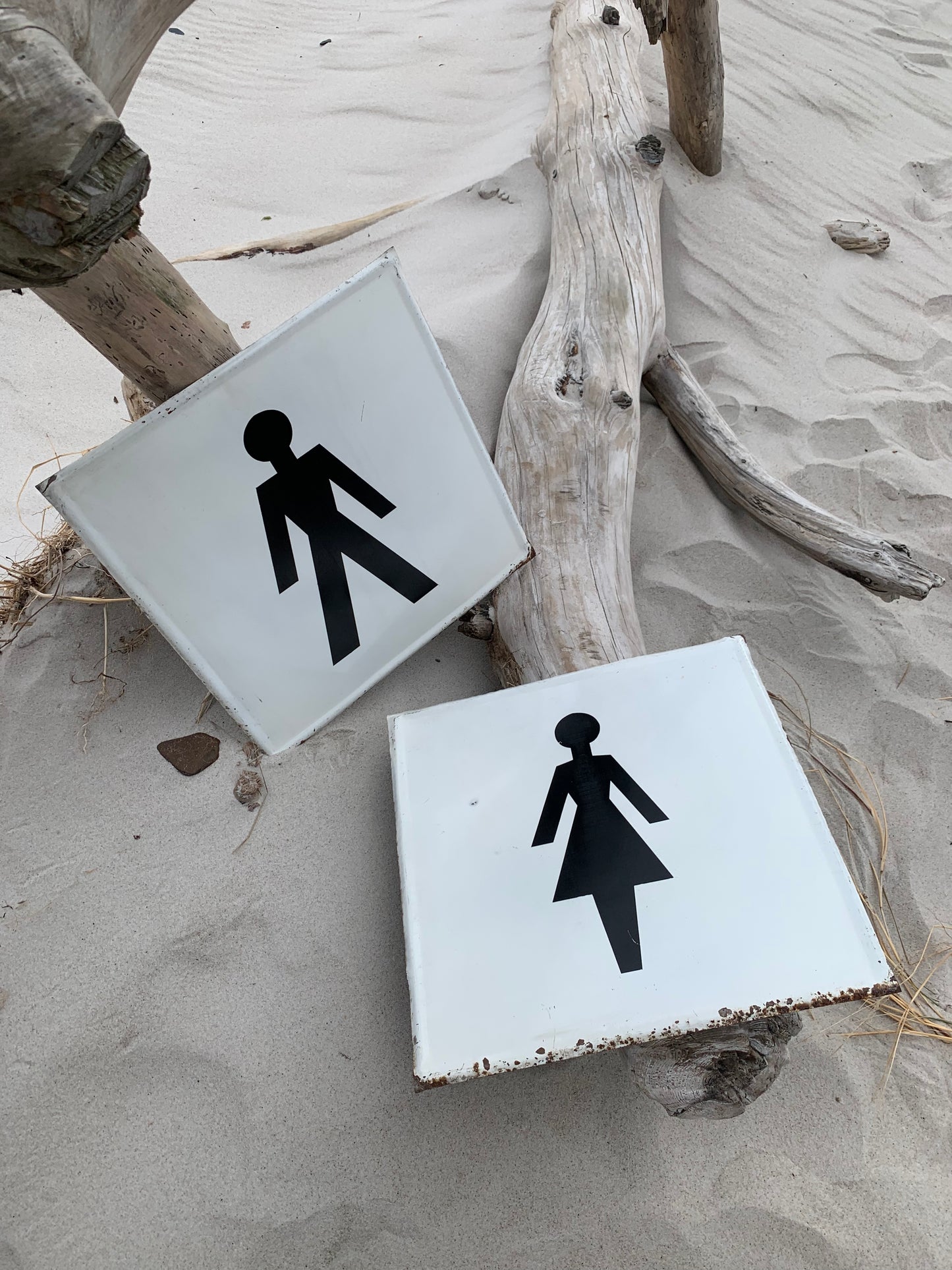 Gamla skyltar från järnvägsstationen - 2 st. säljs tillsammans