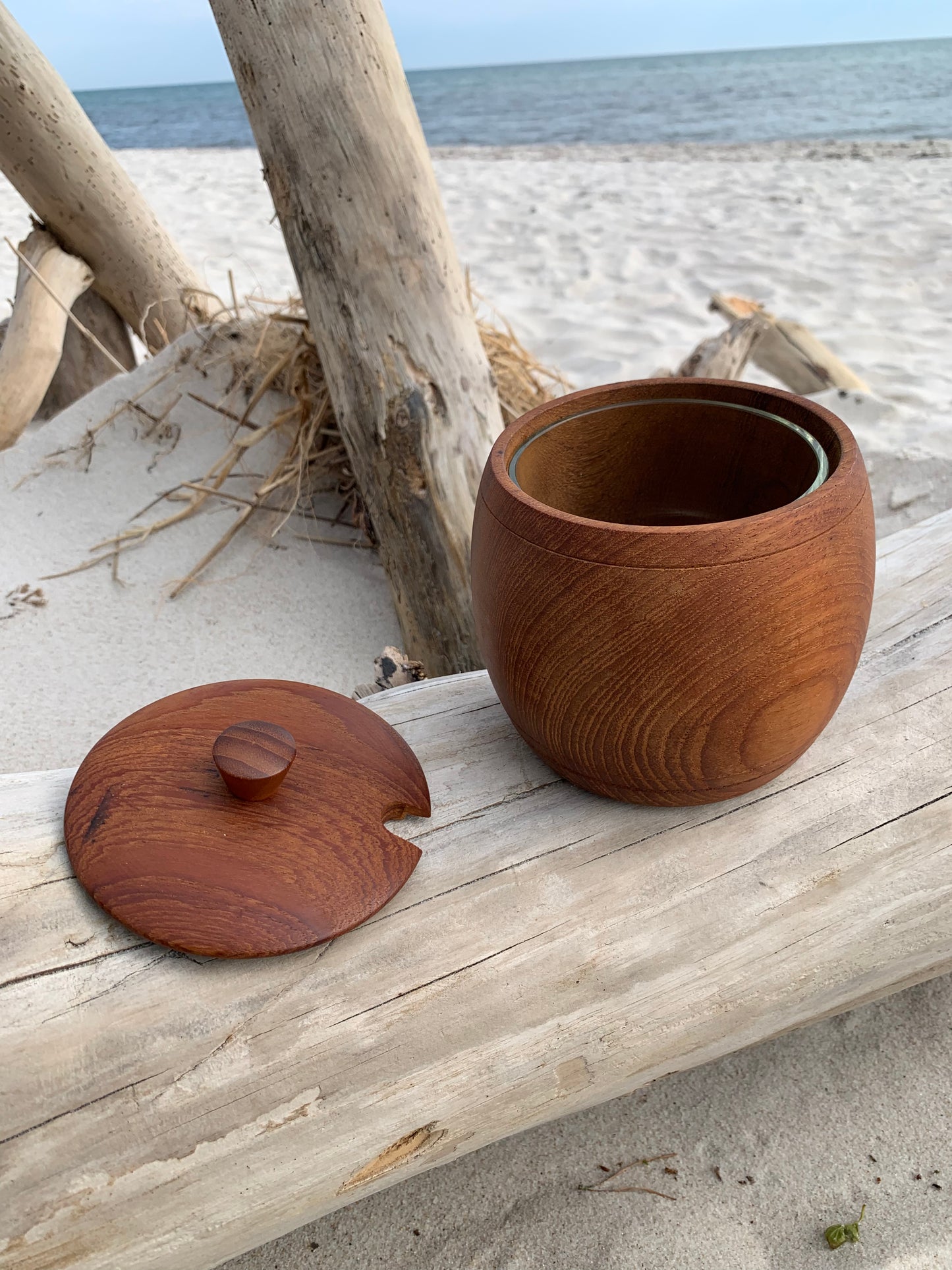 Burk i teak med lock och glas