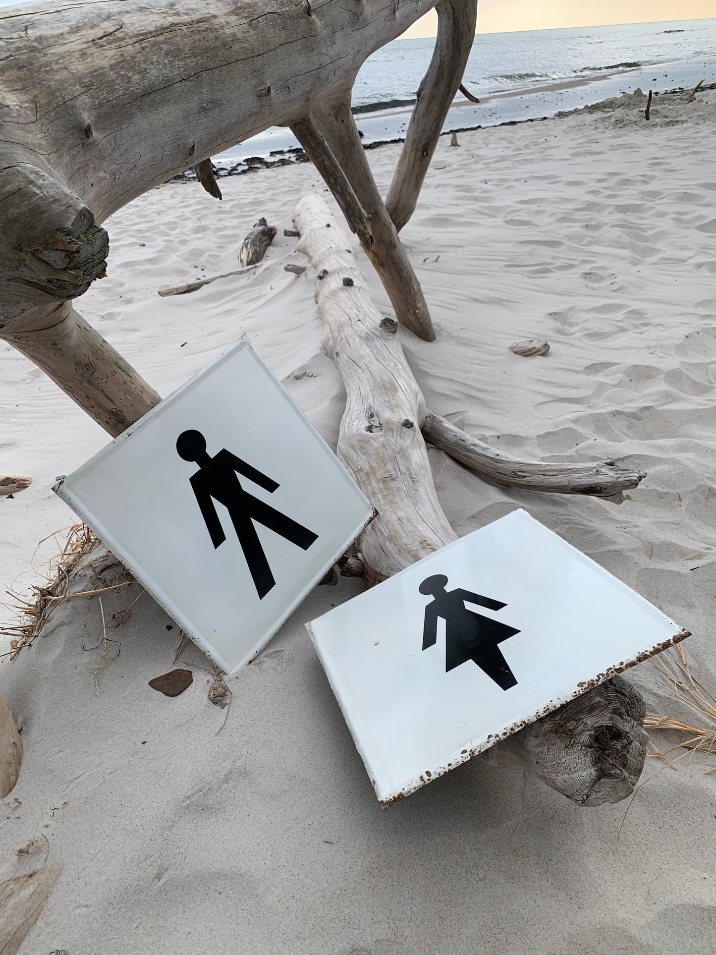 Gamla skyltar från järnvägsstationen - 2 st. säljs tillsammans