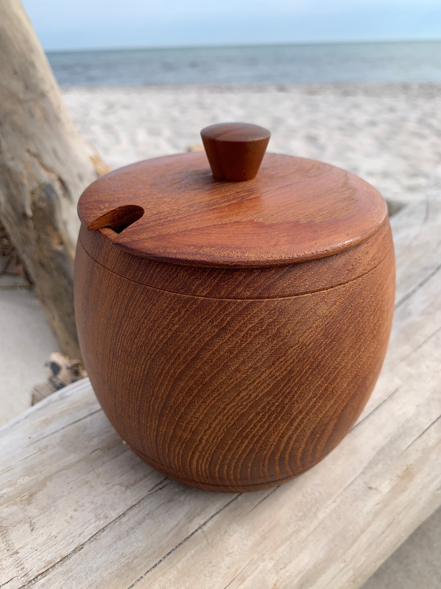 Burk i teak med lock och glas