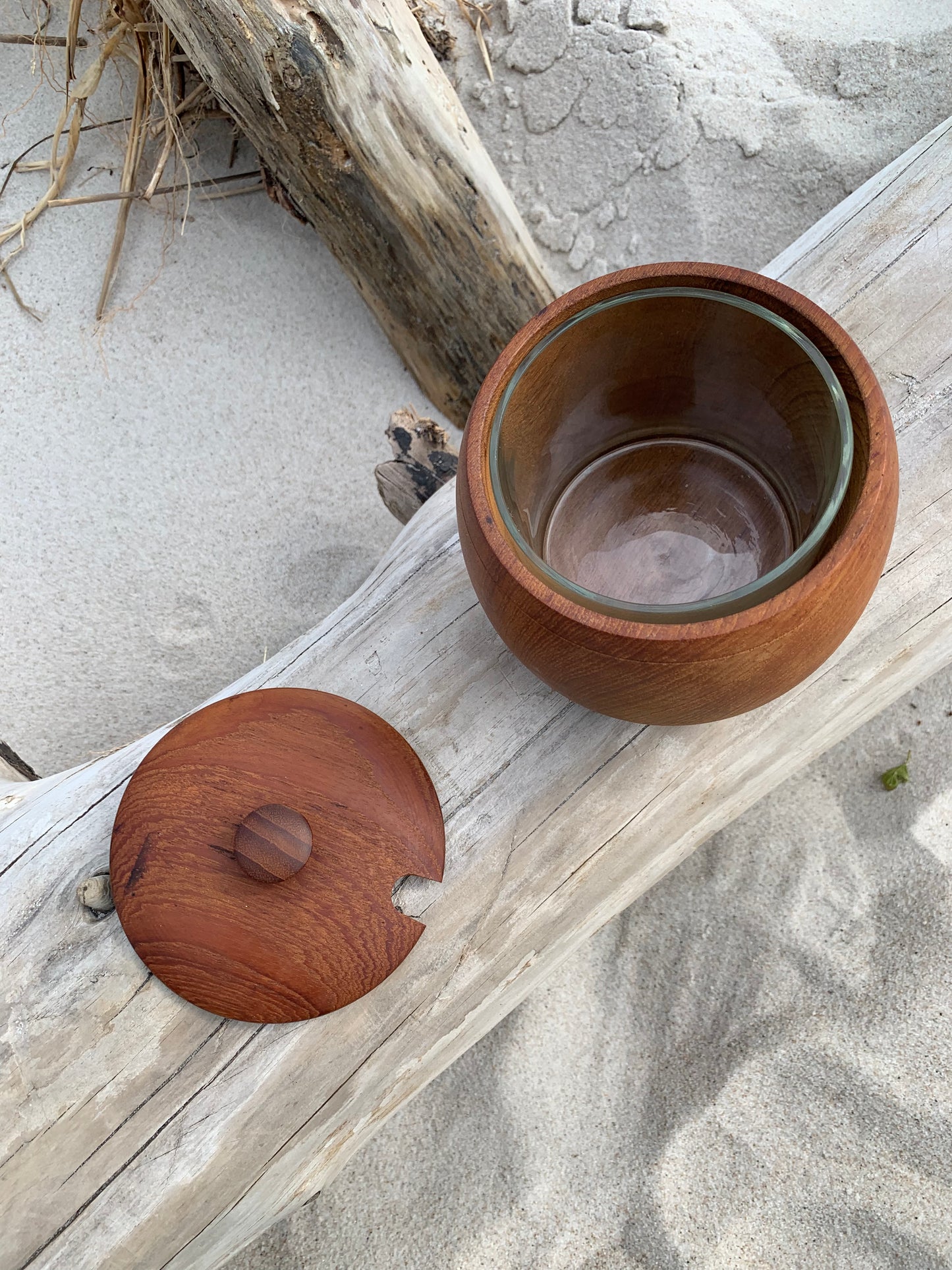 Burk i teak med lock och glas