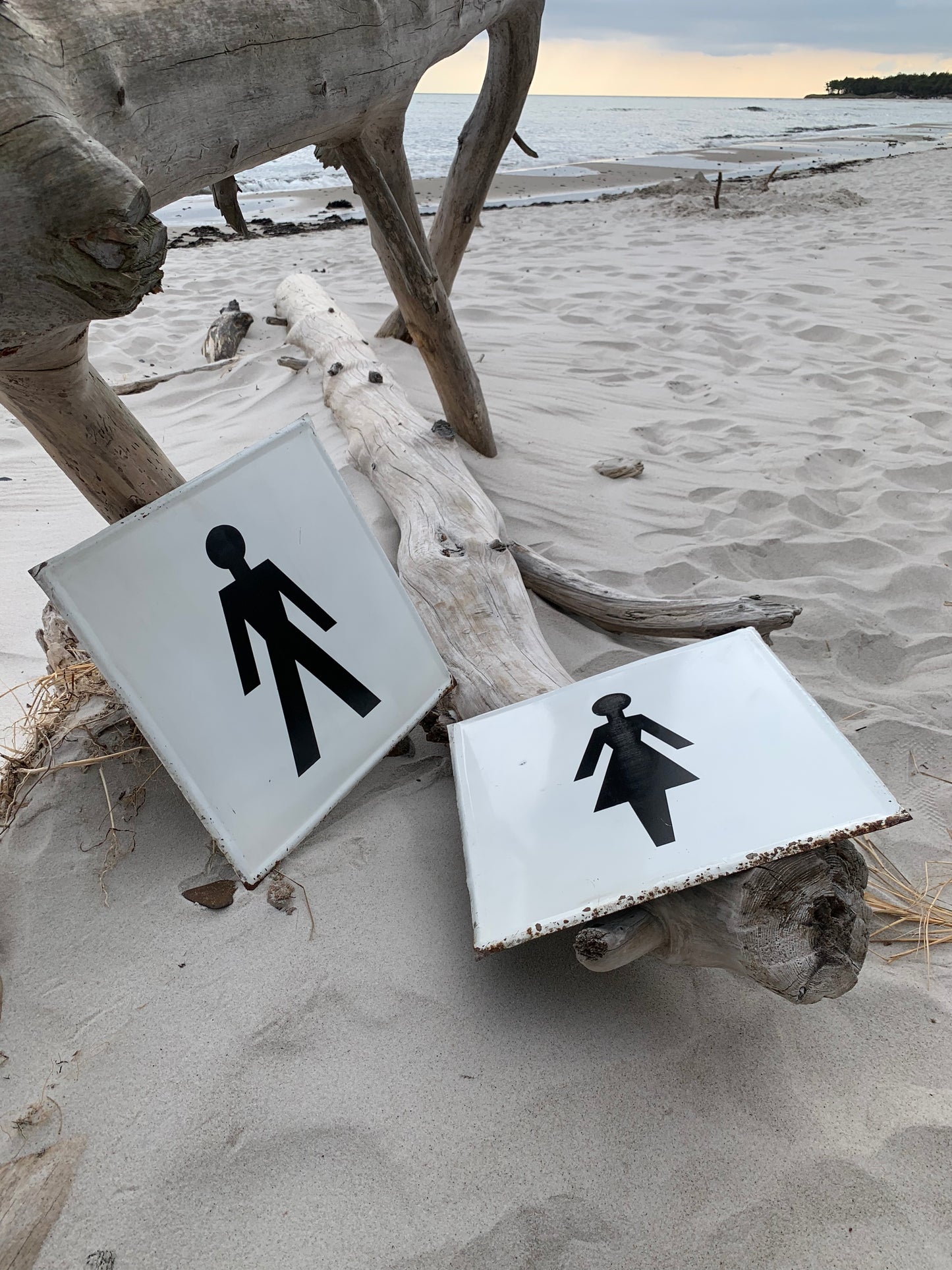 Gamla skyltar från järnvägsstationen - 2 st. säljs tillsammans
