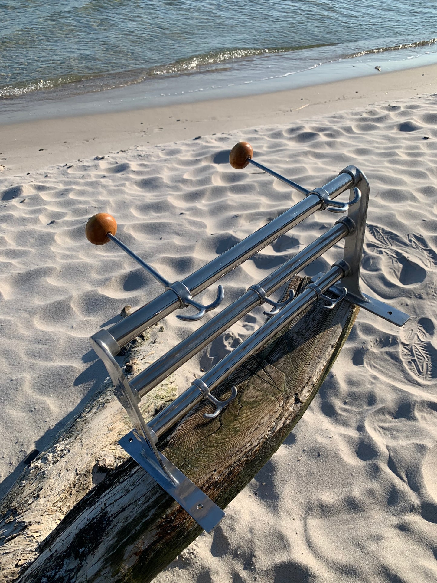 Hattehylde med to hatteknager