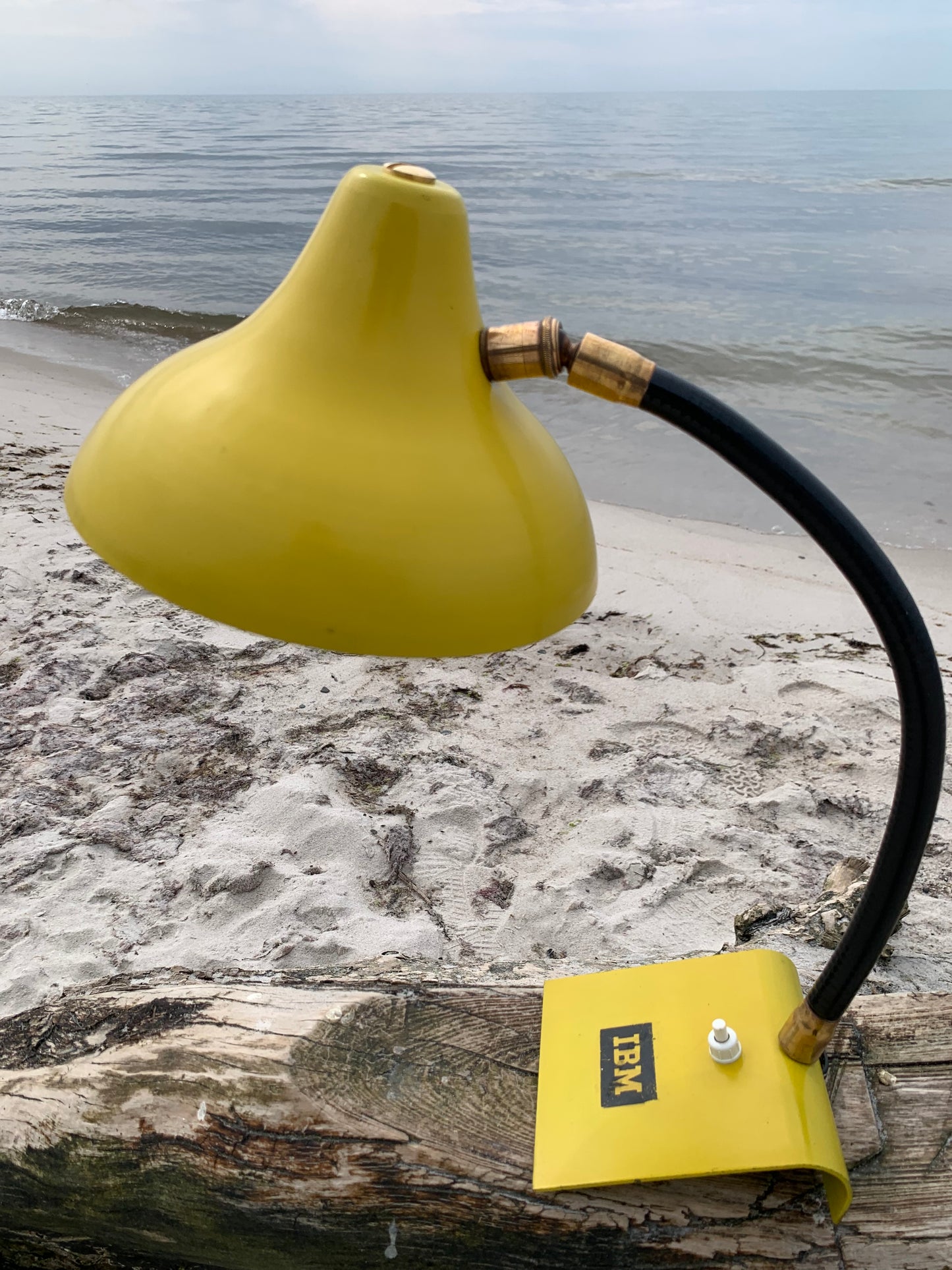 Vintage lampa med IBM-reklam