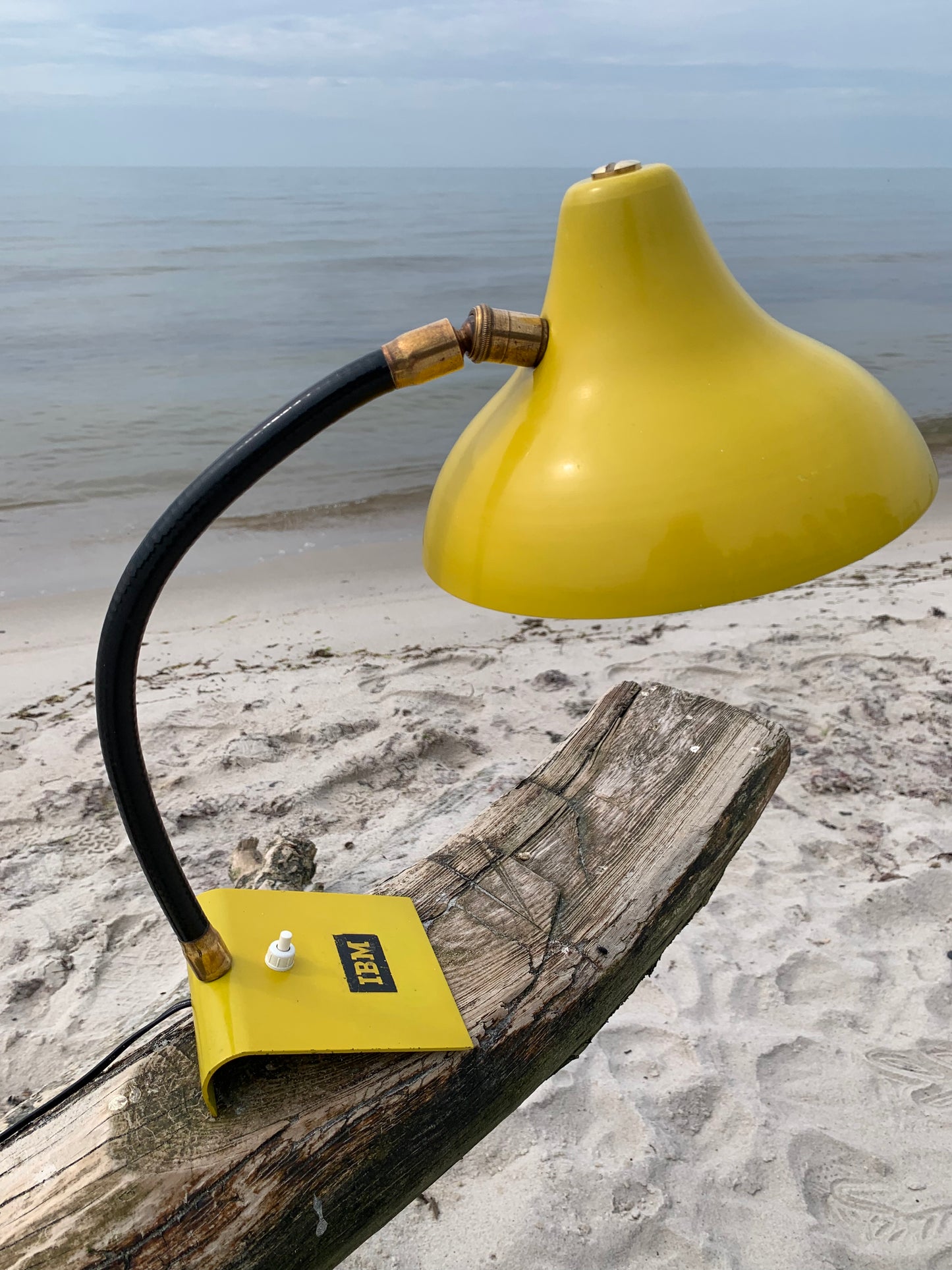 Vintage lampa med IBM-reklam