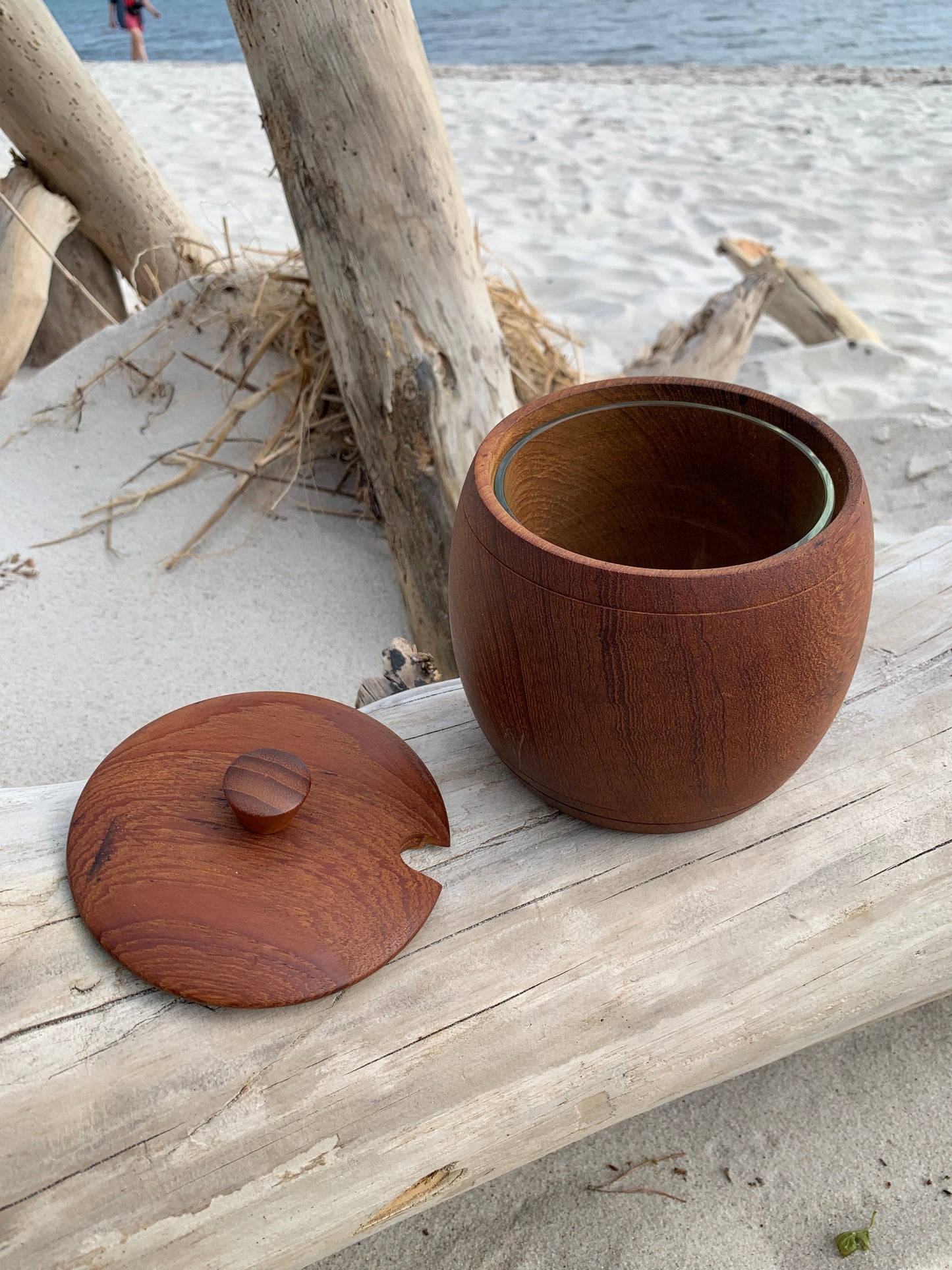 Burk i teak med lock och glas