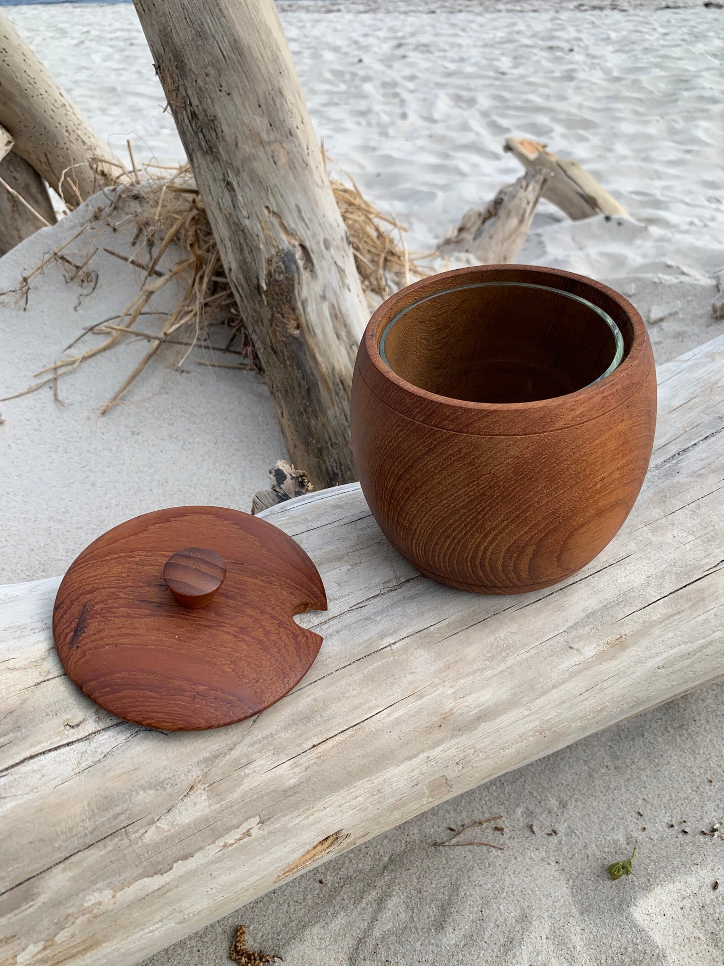 Burk i teak med lock och glas