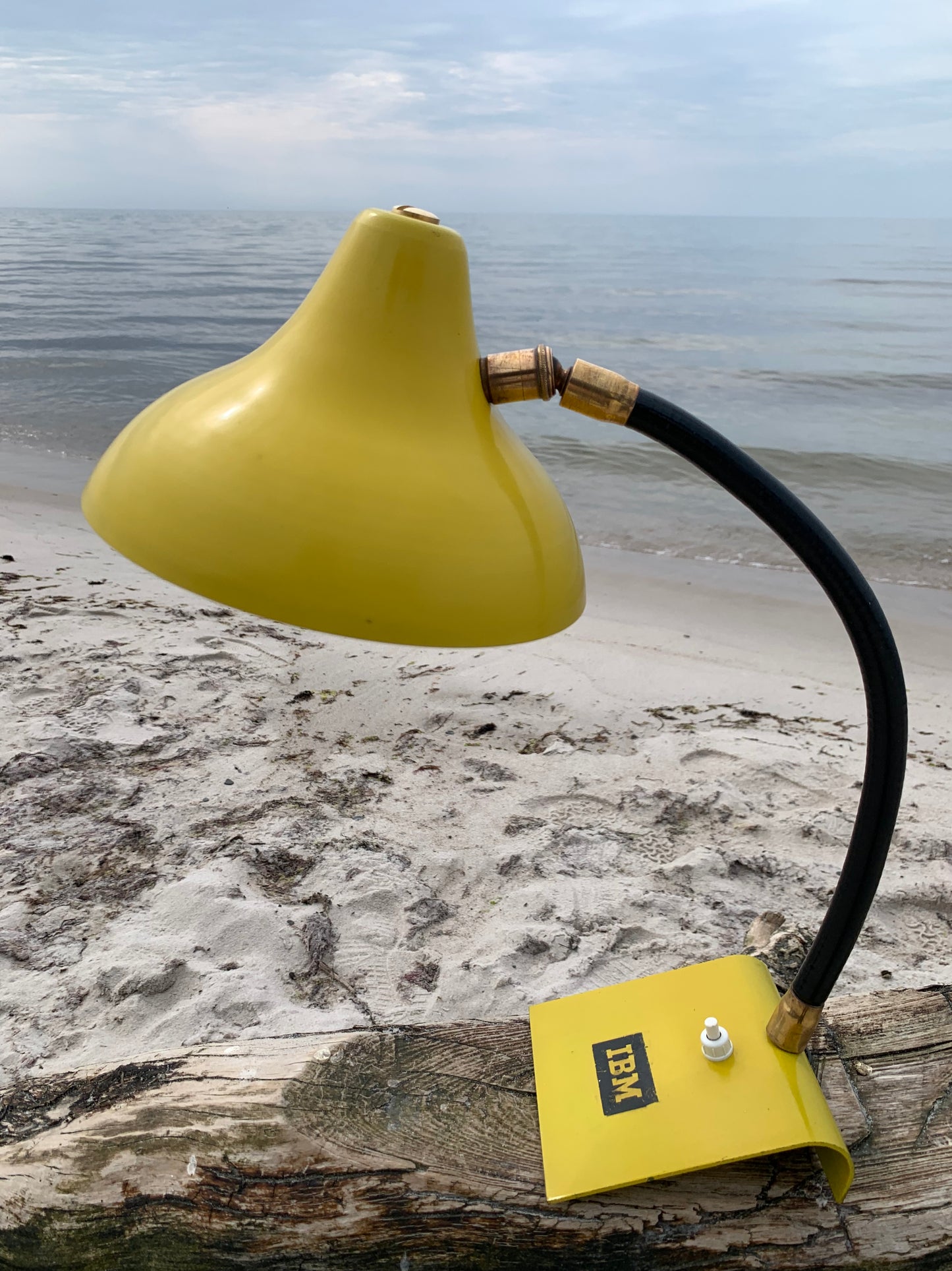 Vintage lampa med IBM-reklam