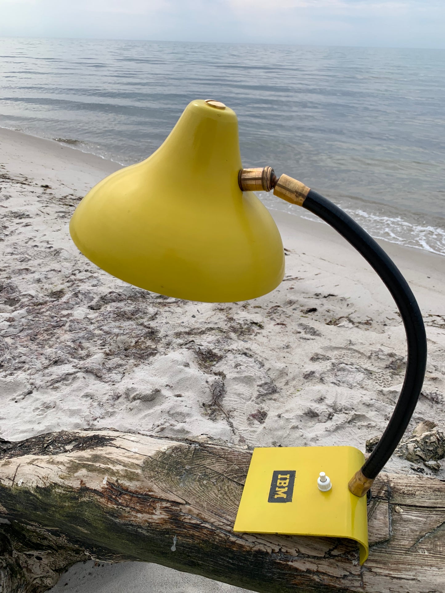Vintage lampa med IBM-reklam