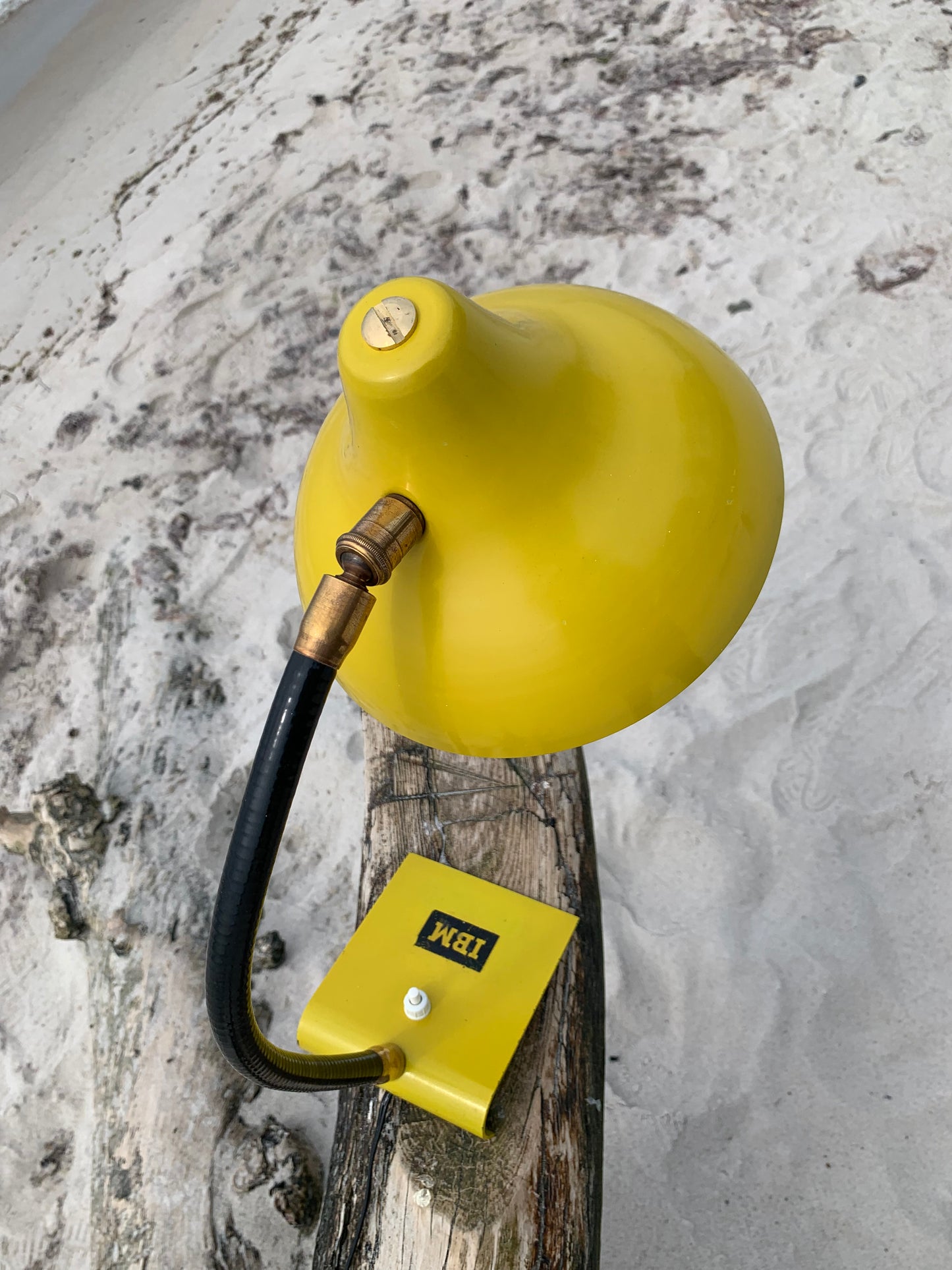 Vintage lampa med IBM-reklam