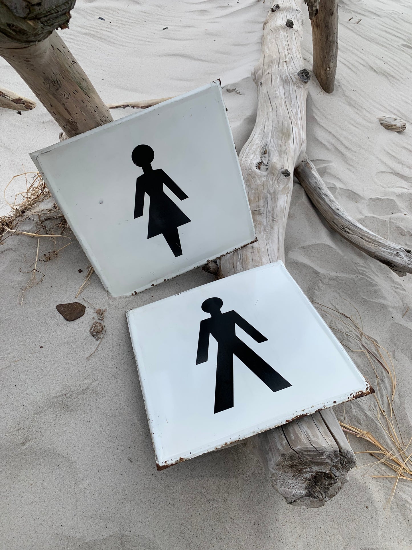 Gamla skyltar från järnvägsstationen - 2 st. säljs tillsammans