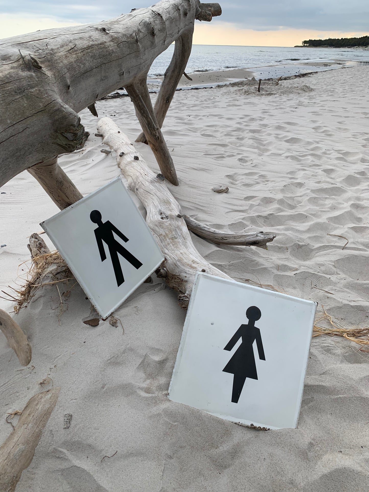 Gamla skyltar från järnvägsstationen - 2 st. säljs tillsammans