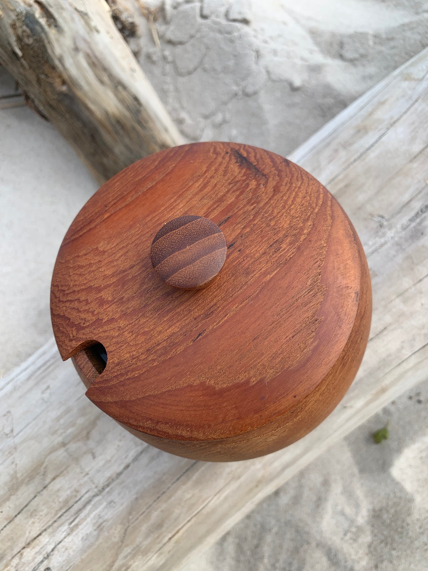Burk i teak med lock och glas