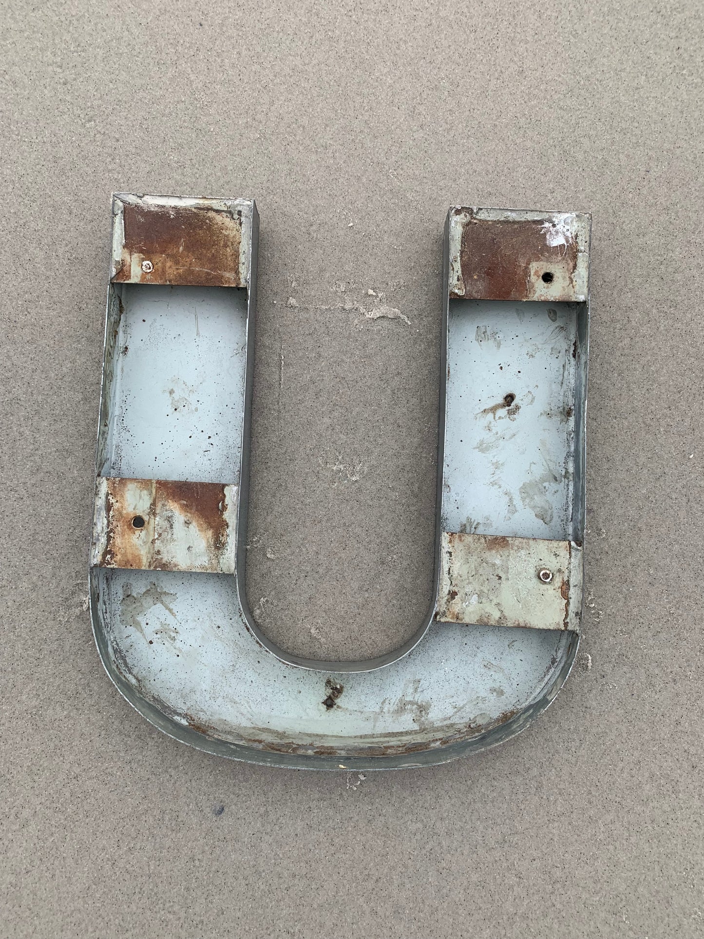 Bokstav - U (Fasadbokstav)