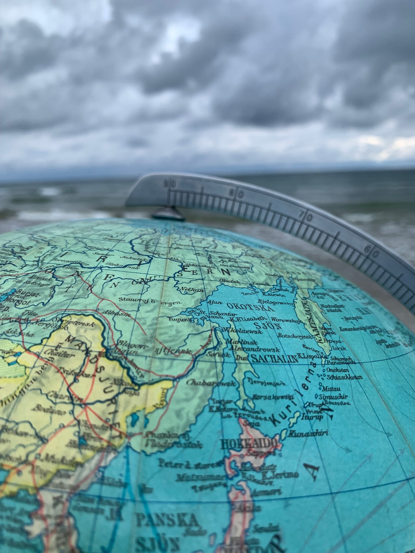 Globus i glas med lys