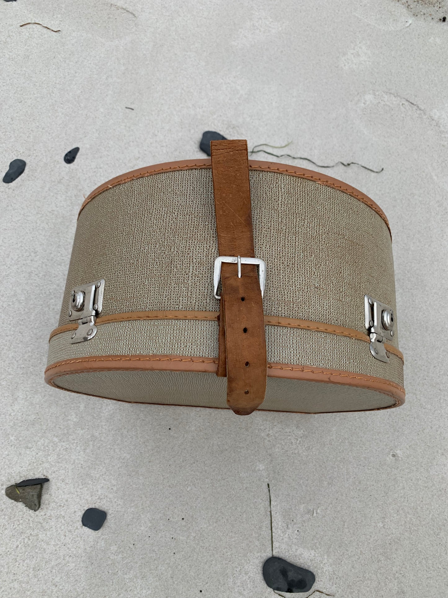 Hattbox med läderrem