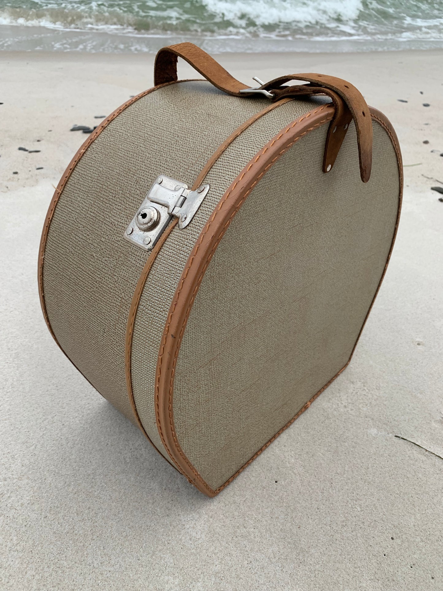 Hattbox med läderrem