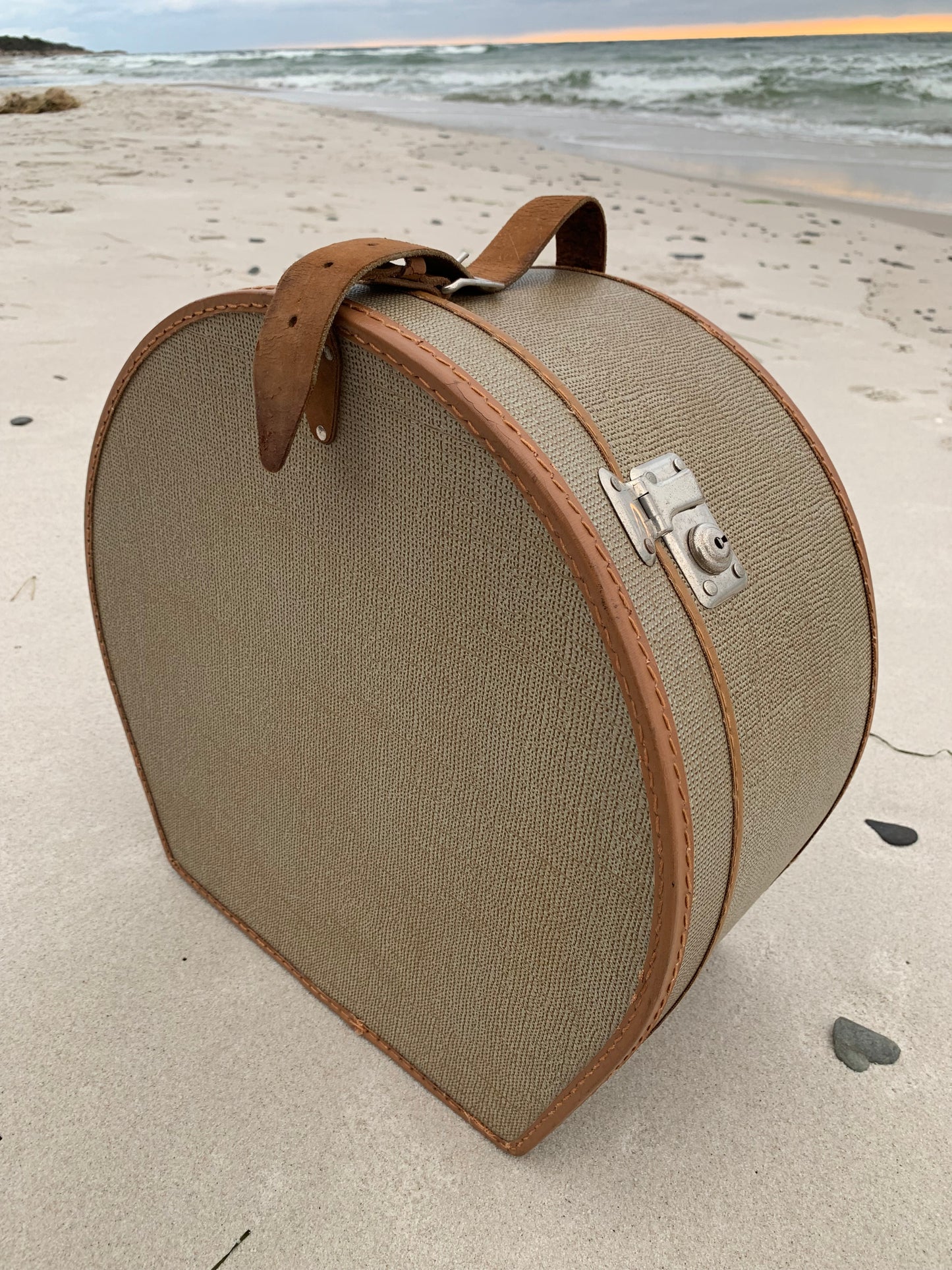 Hattbox med läderrem