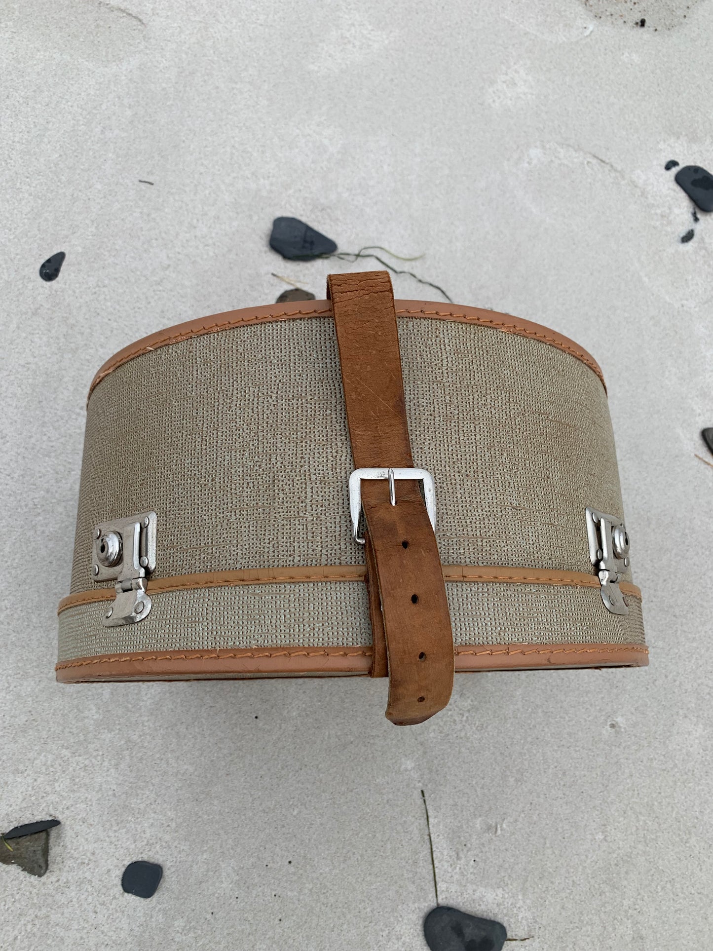 Hattbox med läderrem