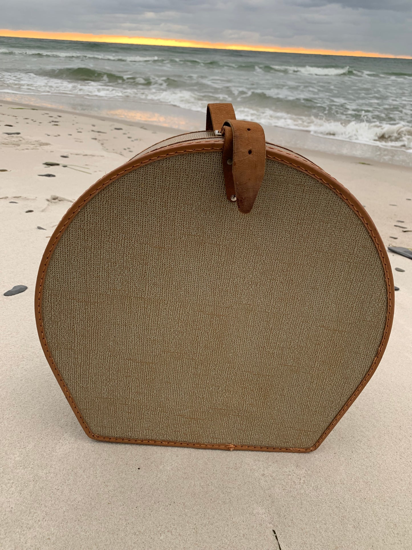 Hattbox med läderrem