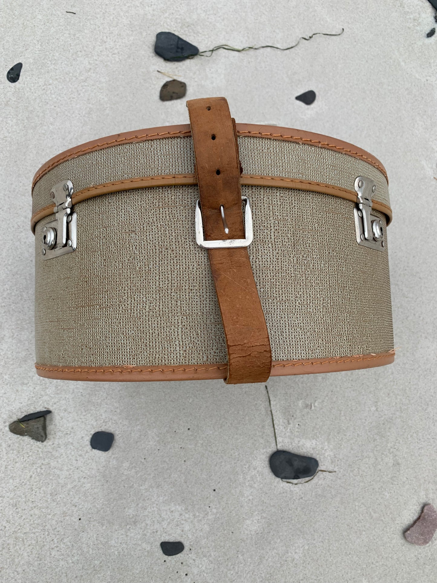 Hattbox med läderrem