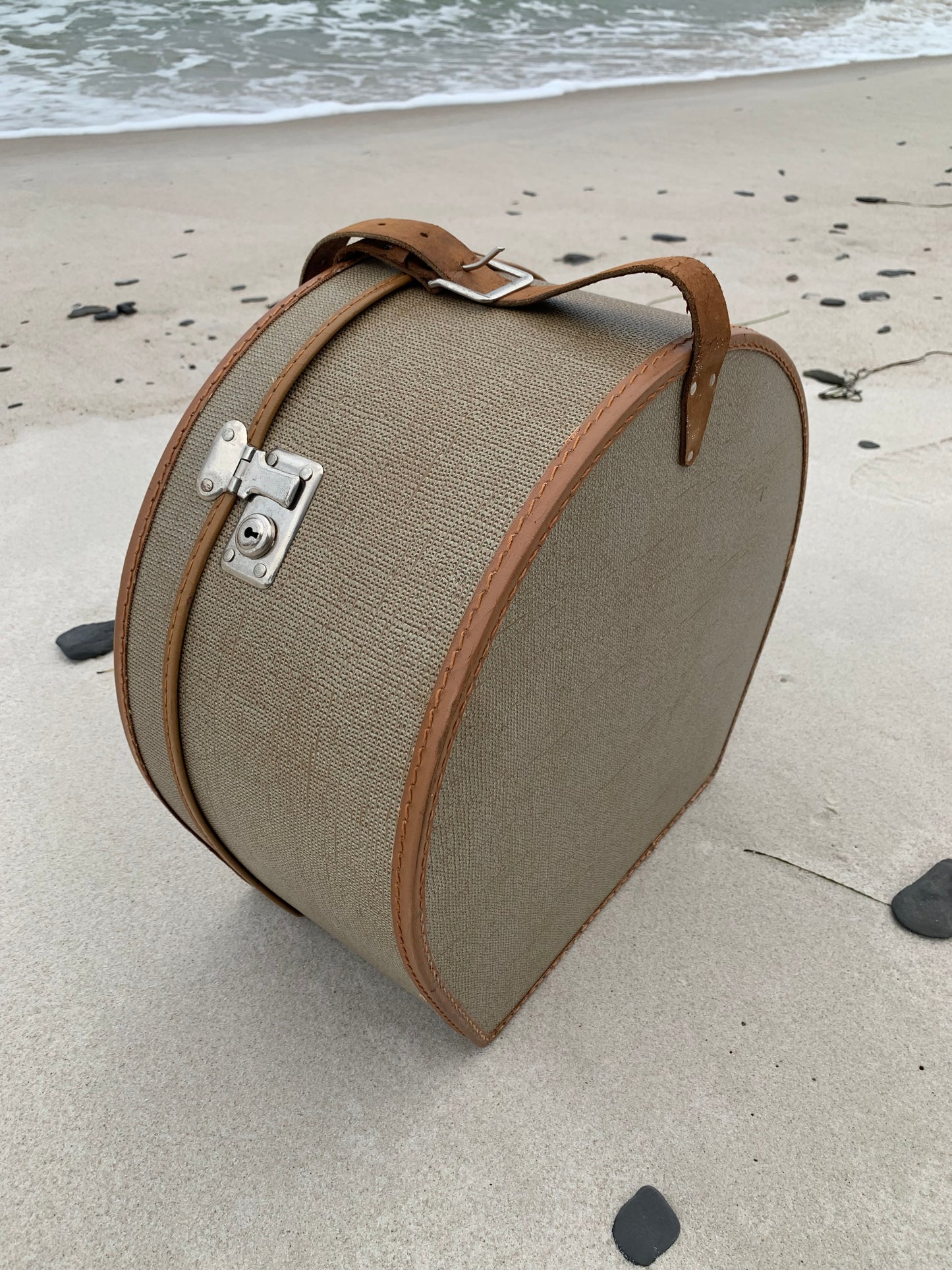 Hattbox med läderrem