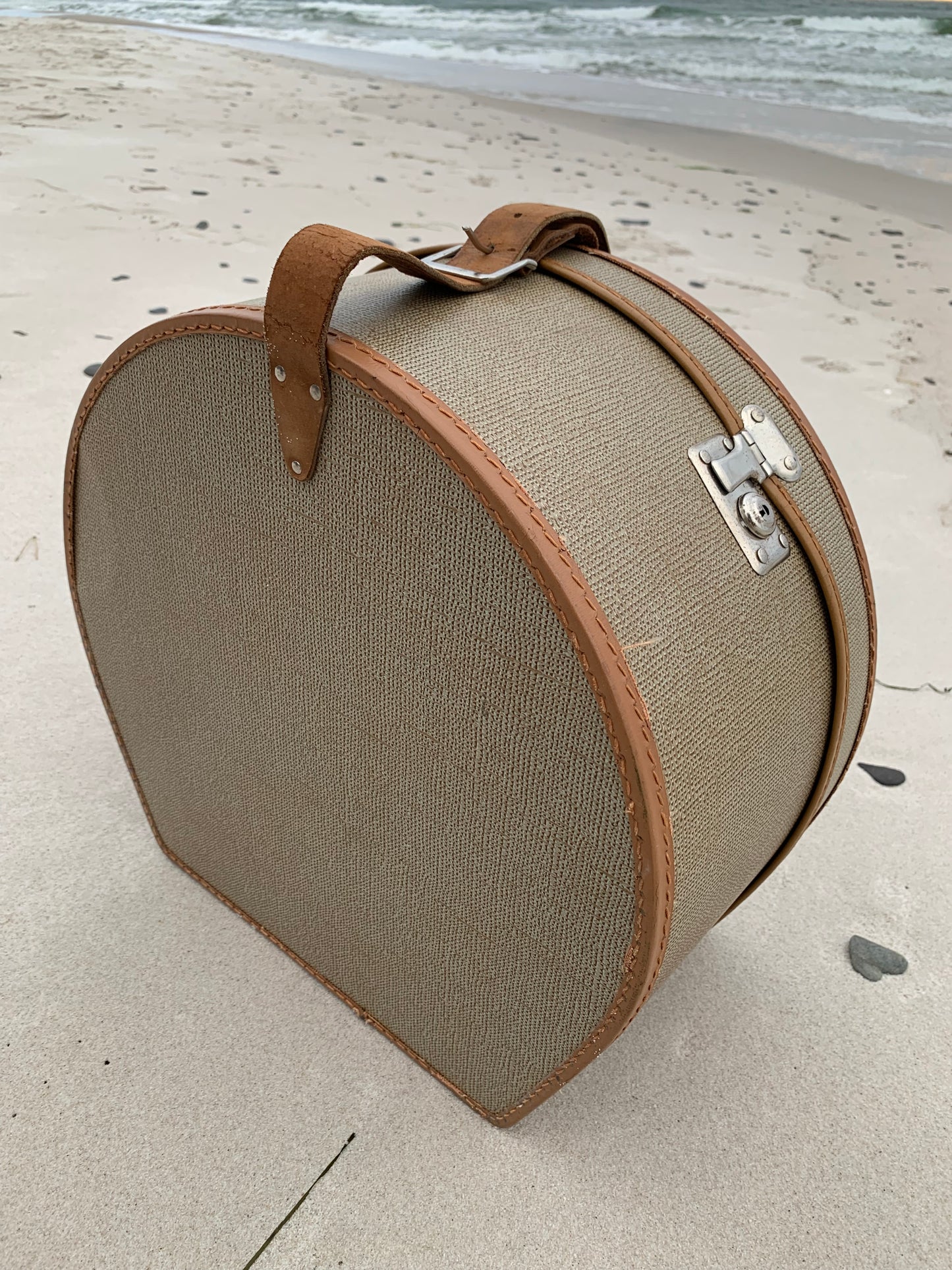 Hattbox med läderrem