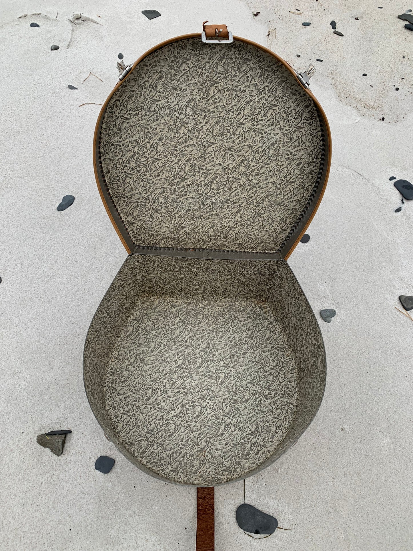 Hattbox med läderrem