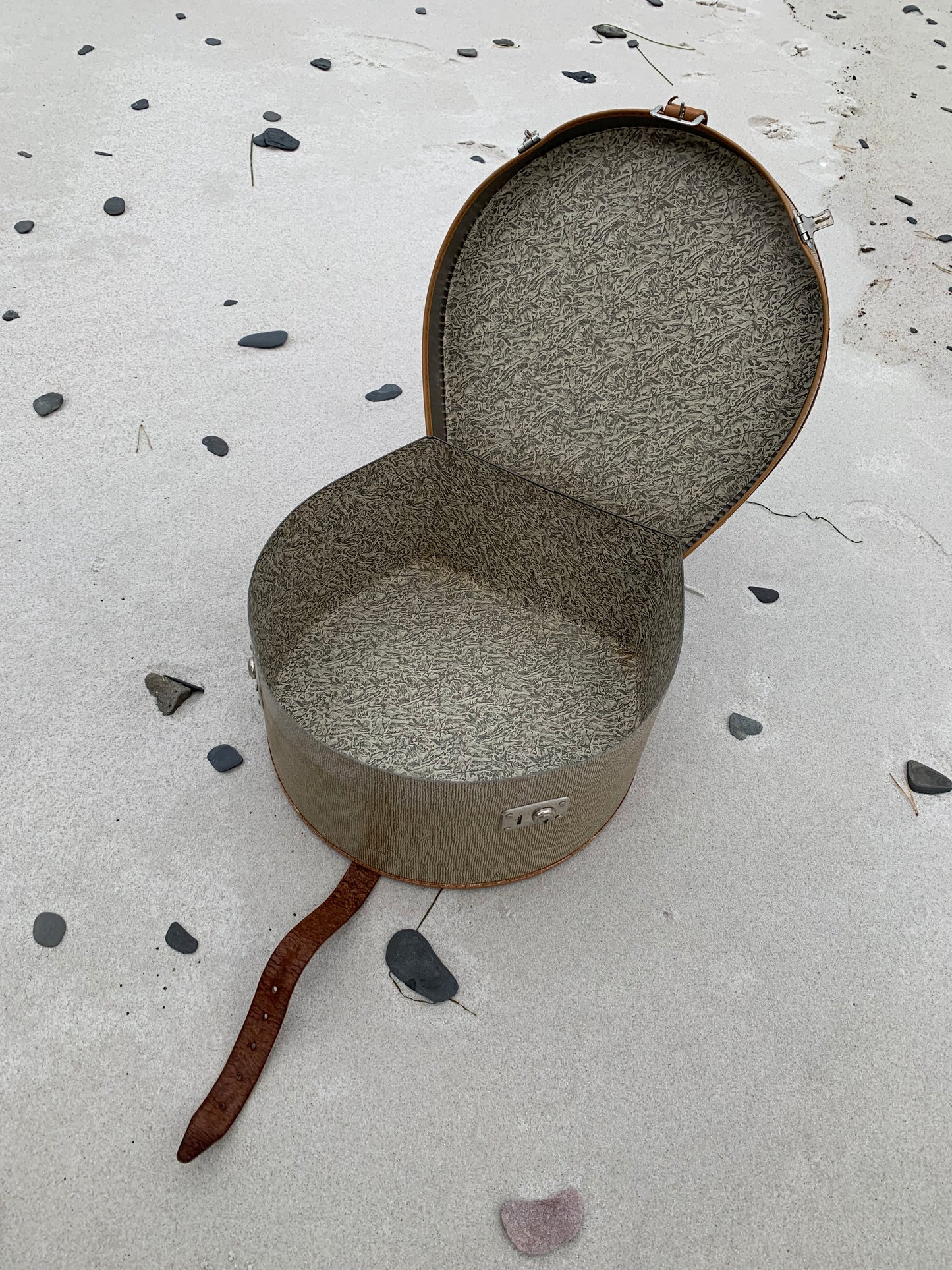 Hattbox med läderrem