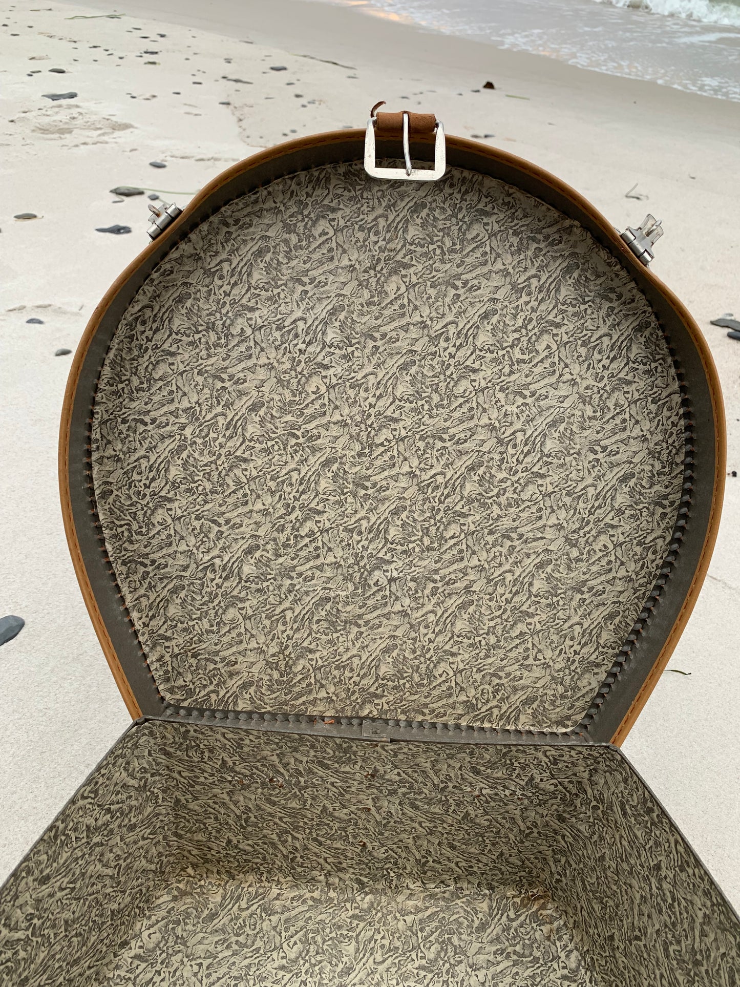 Hattbox med läderrem