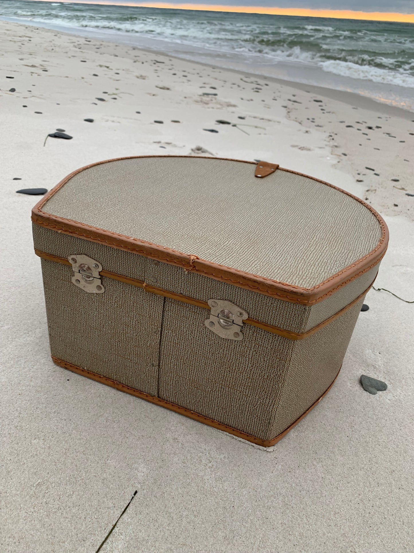 Hattbox med läderrem