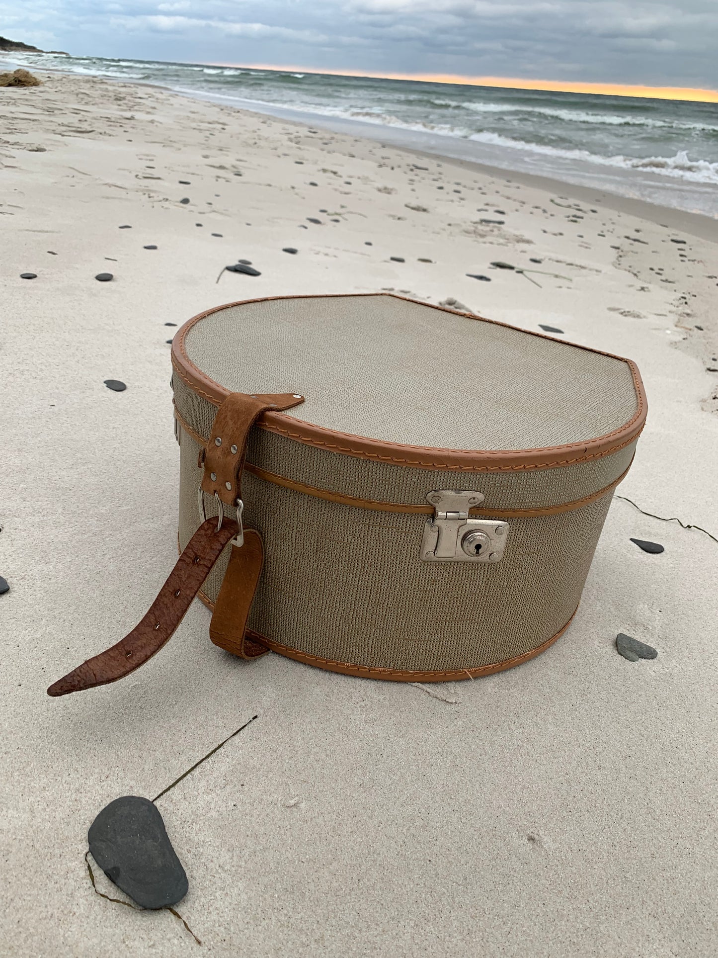 Hattbox med läderrem