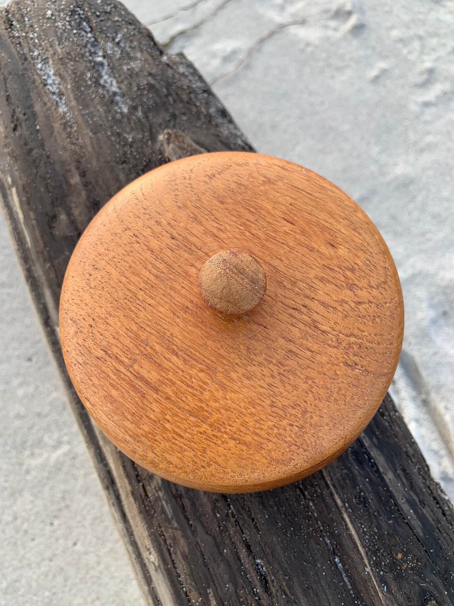 Teakburk med lock