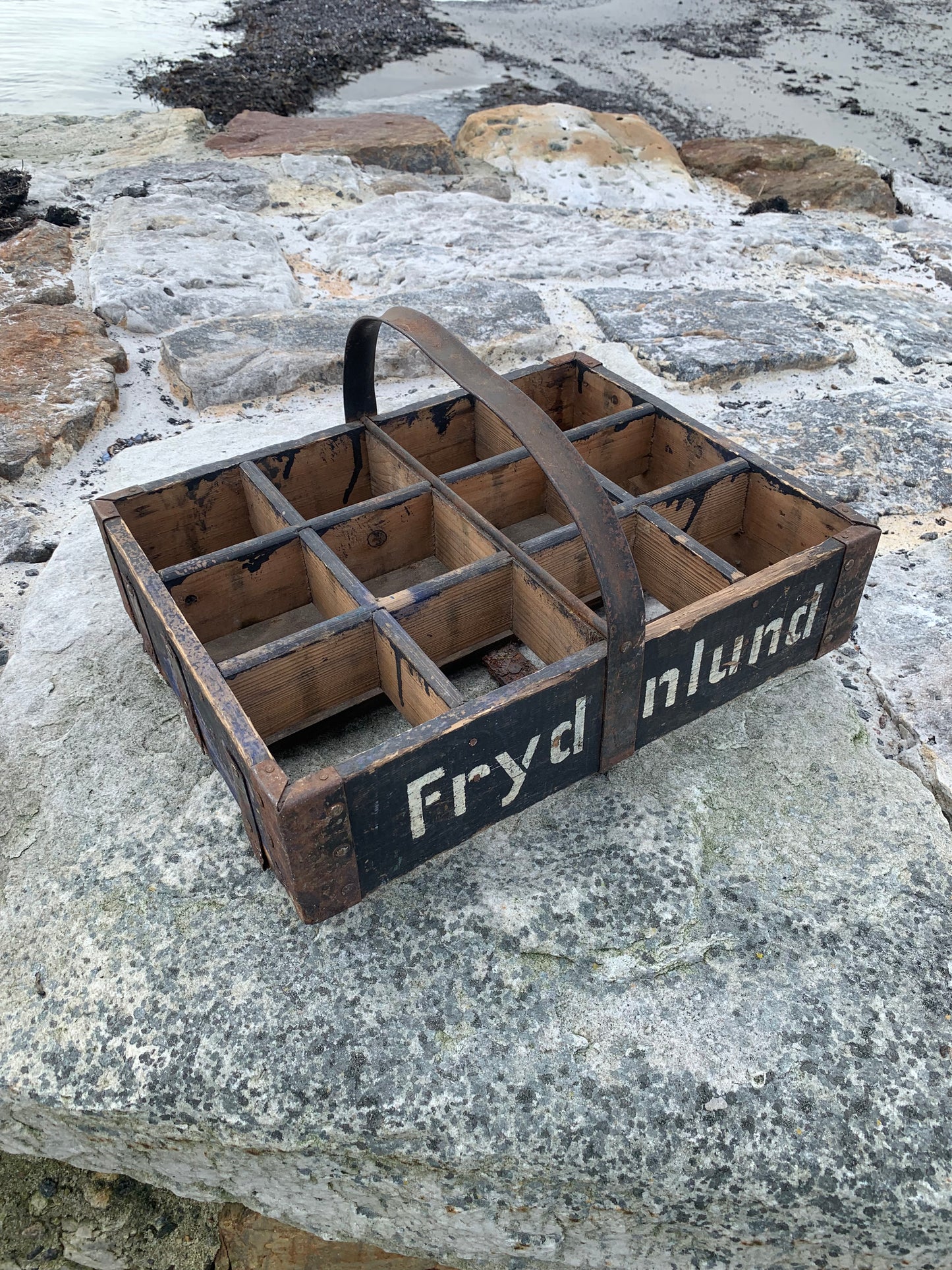 Mycket gammal Frydenlundslåda med fackindelning och handtag