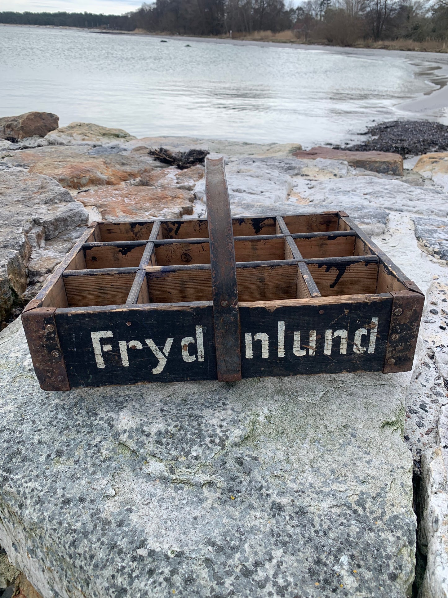 Mycket gammal Frydenlundslåda med fackindelning och handtag