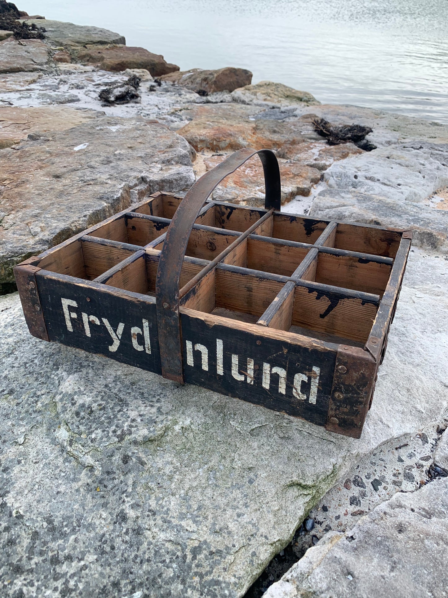 Mycket gammal Frydenlundslåda med fackindelning och handtag