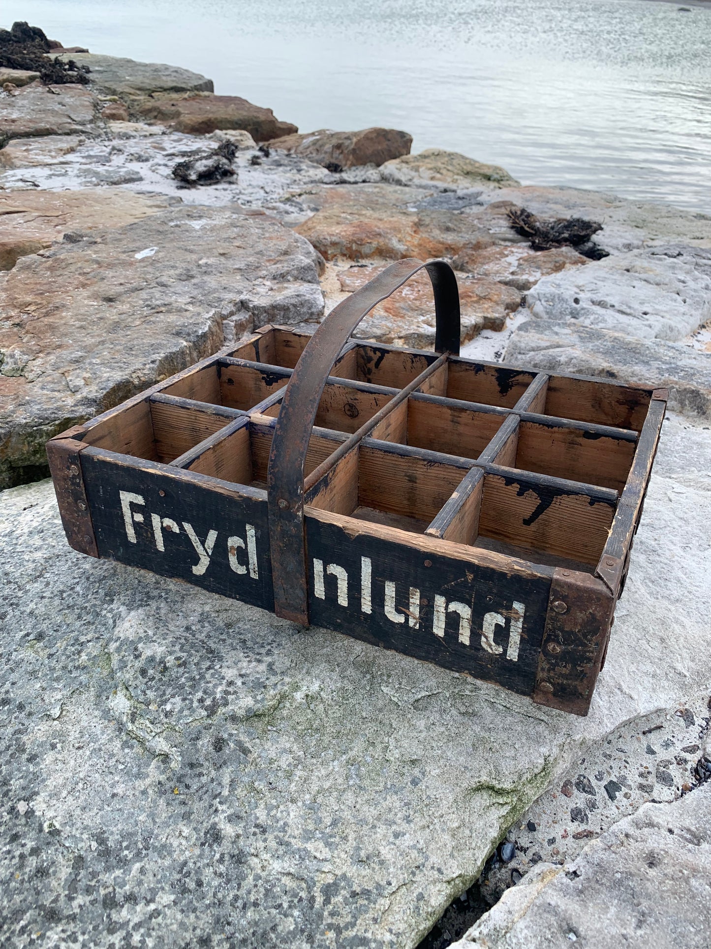 Mycket gammal Frydenlundslåda med fackindelning och handtag