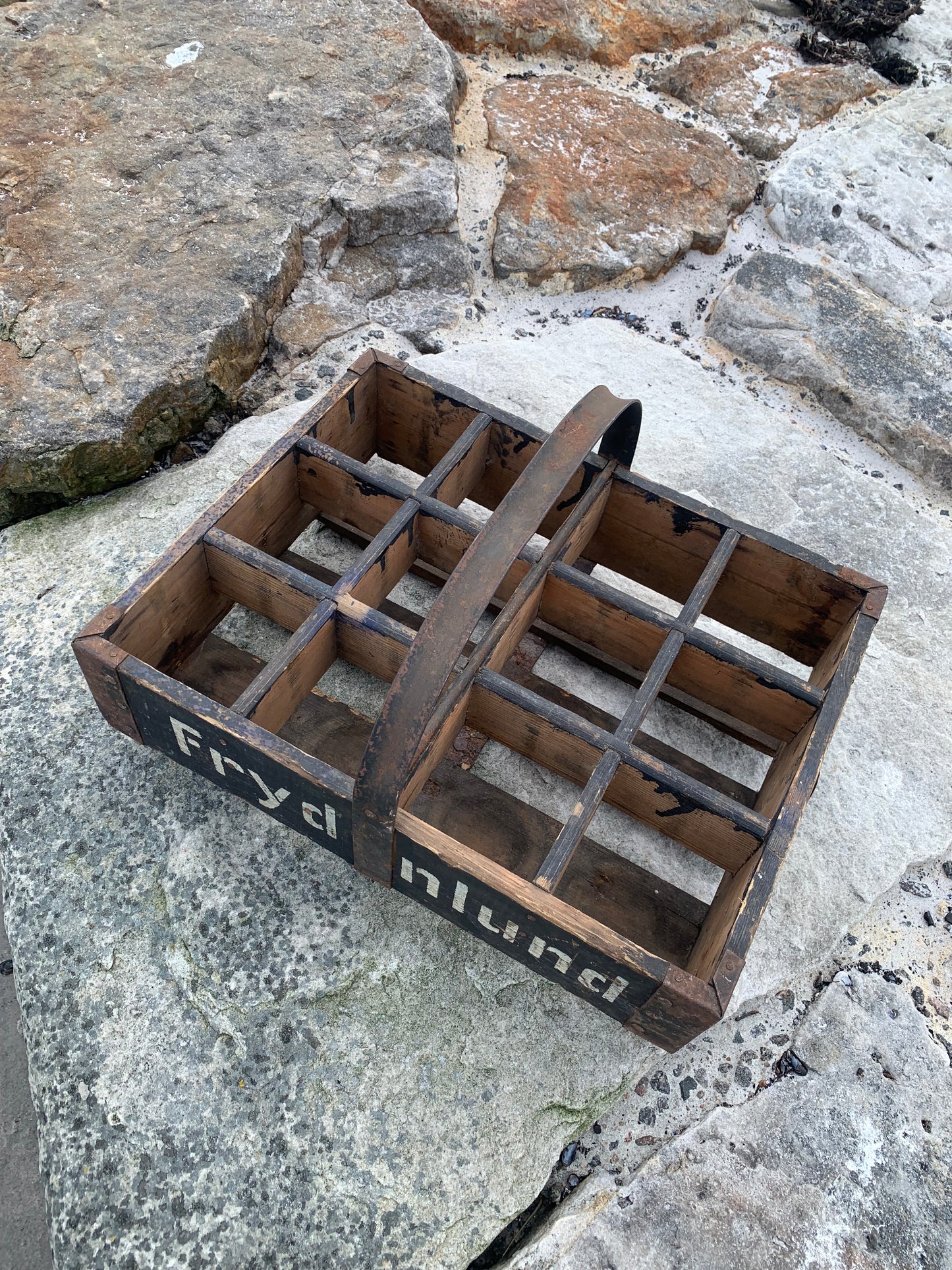 Mycket gammal Frydenlundslåda med fackindelning och handtag