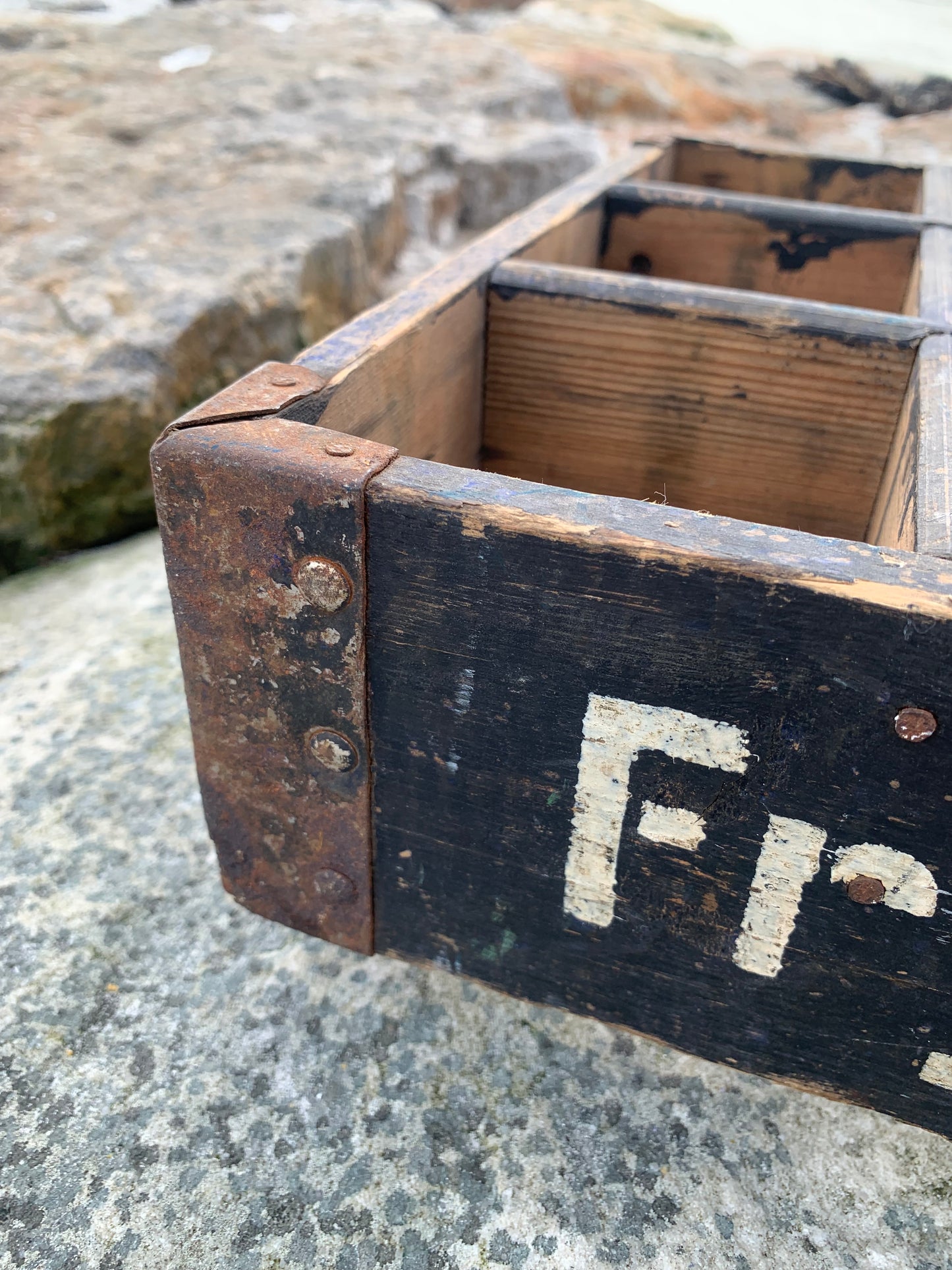 Mycket gammal Frydenlundslåda med fackindelning och handtag