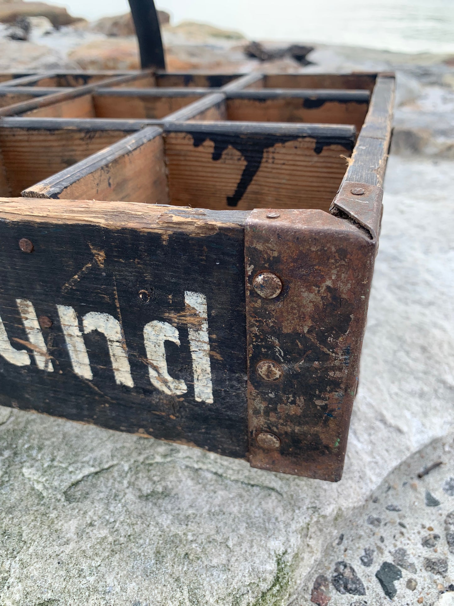Mycket gammal Frydenlundslåda med fackindelning och handtag