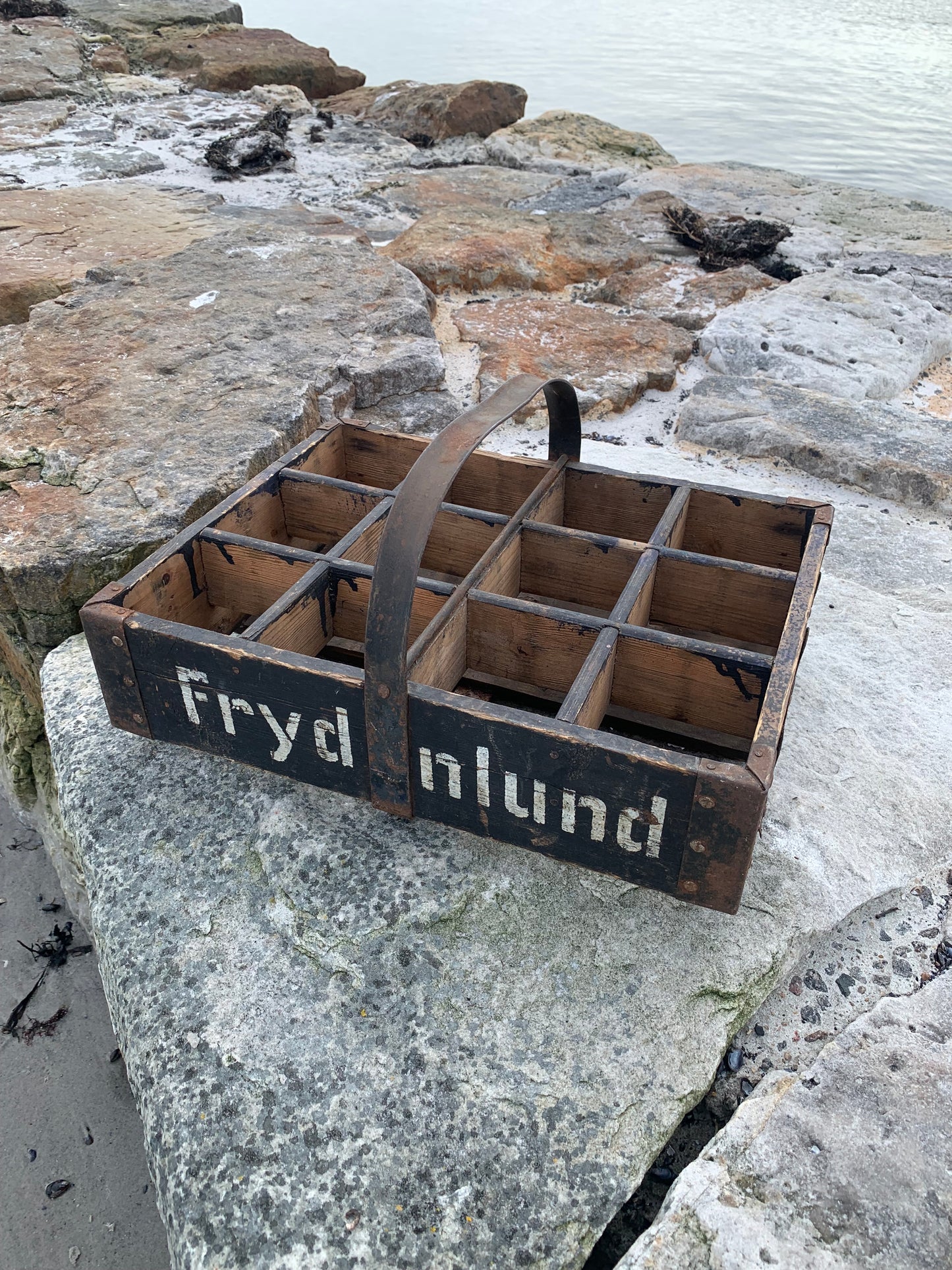 Mycket gammal Frydenlundslåda med fackindelning och handtag
