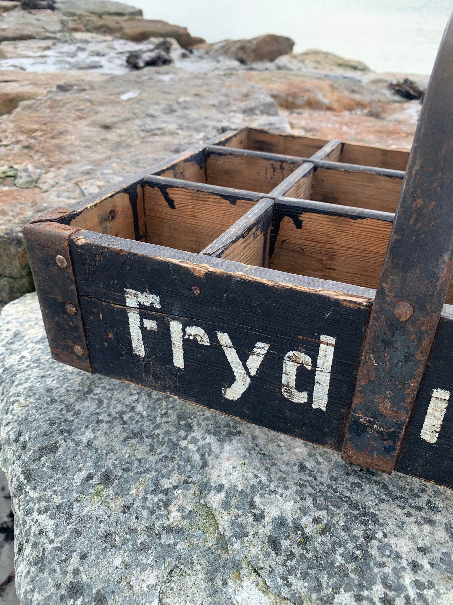 Mycket gammal Frydenlundslåda med fackindelning och handtag