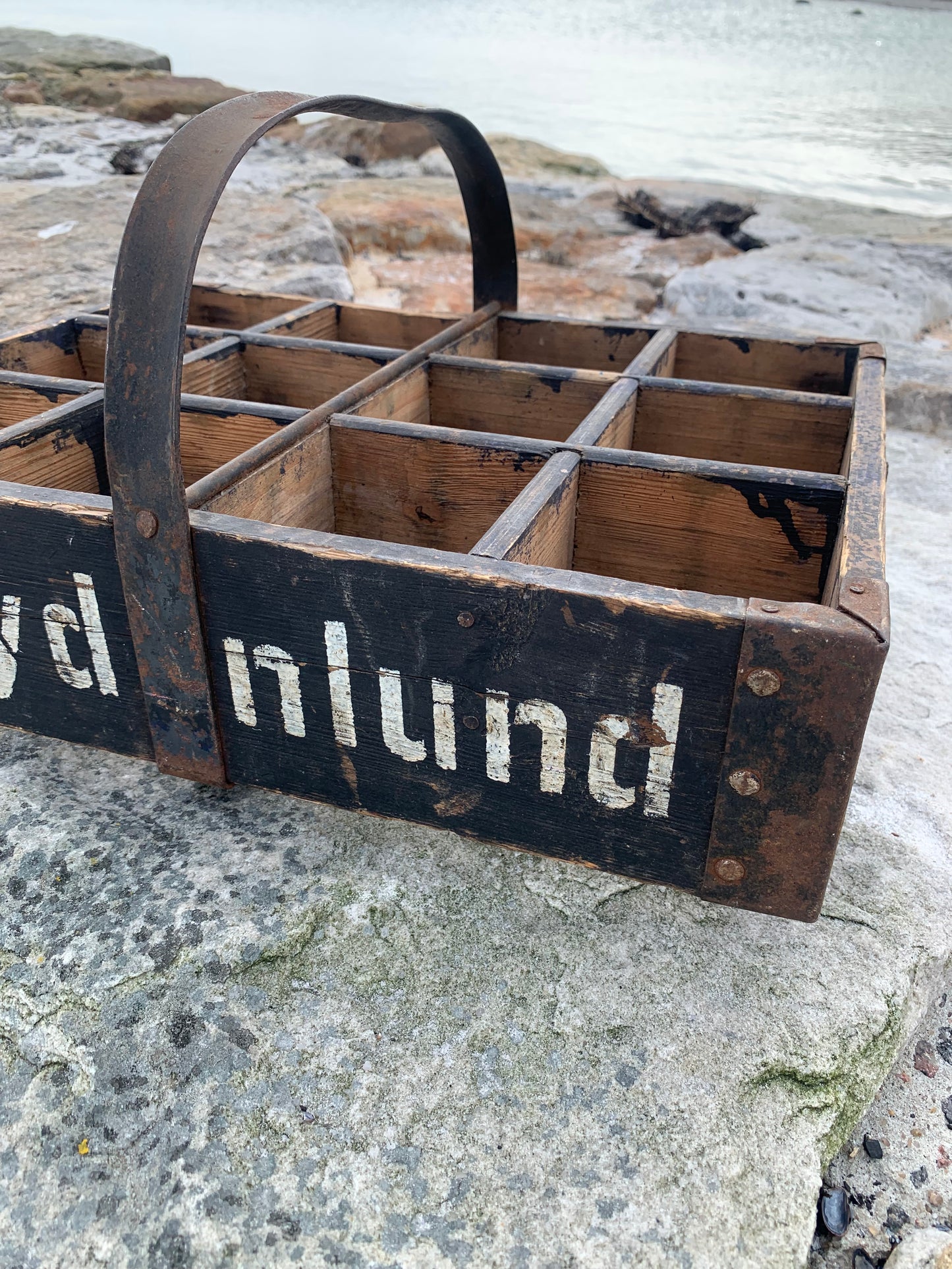 Mycket gammal Frydenlundslåda med fackindelning och handtag