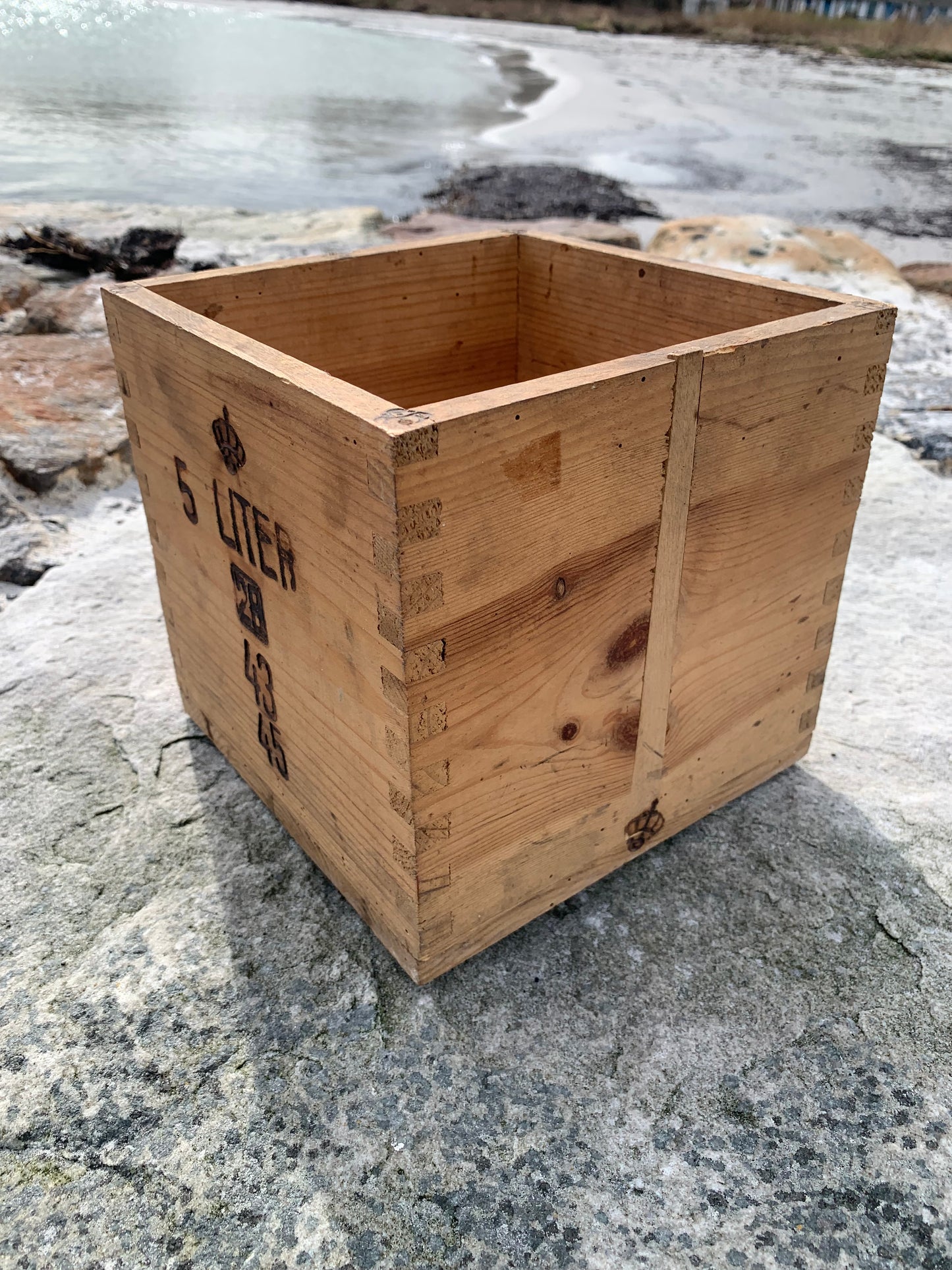 Trälåda med gravyr