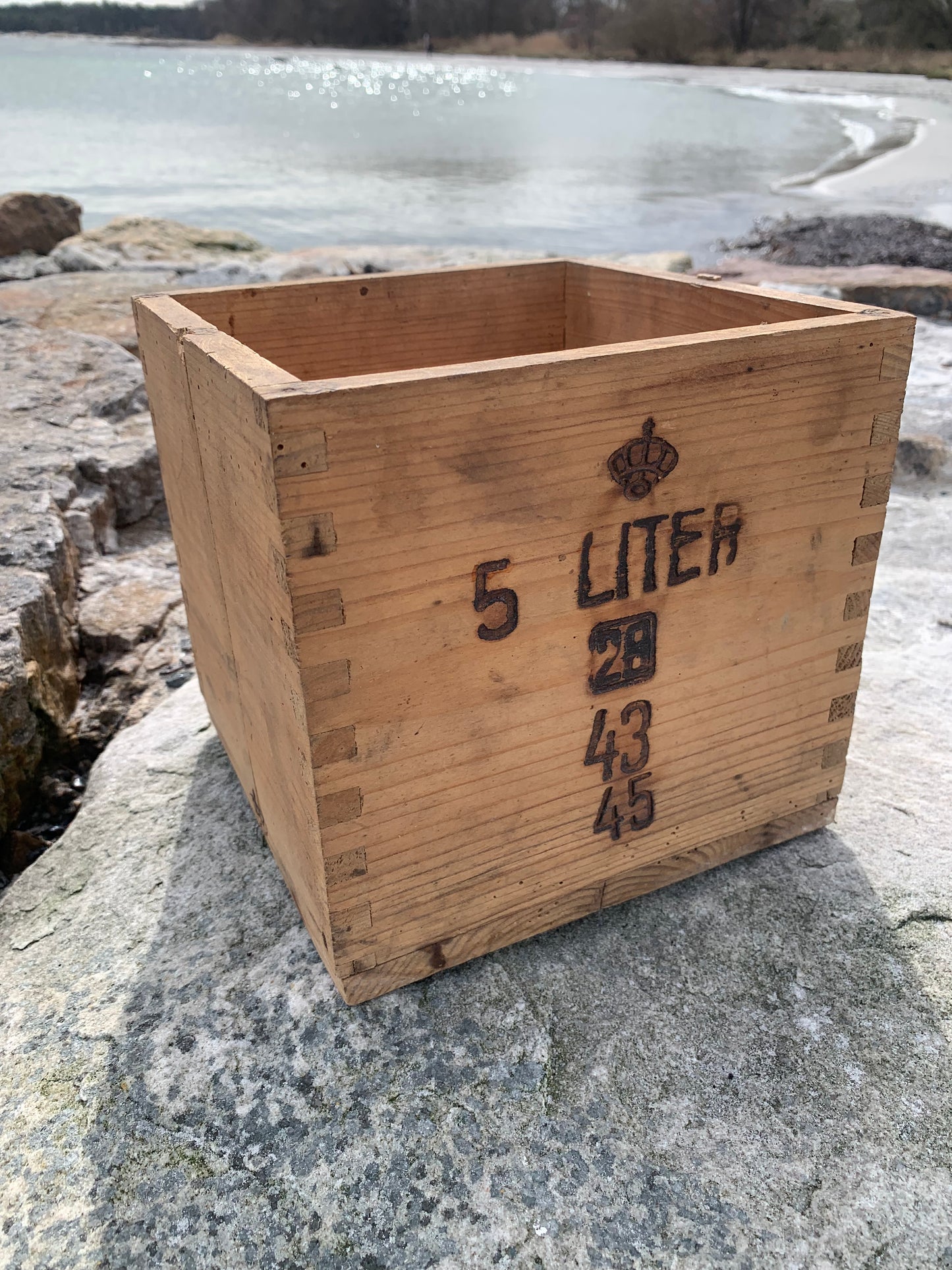 Trälåda med gravyr