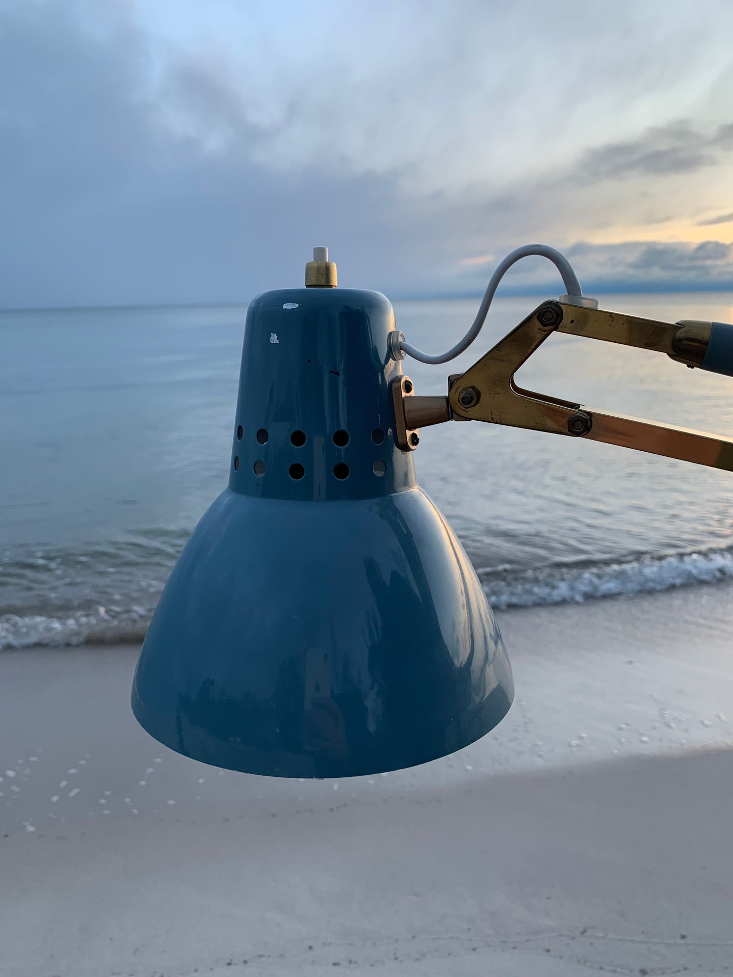 Arkitektonisk lampa med mässingsdetaljer - Grå/blå