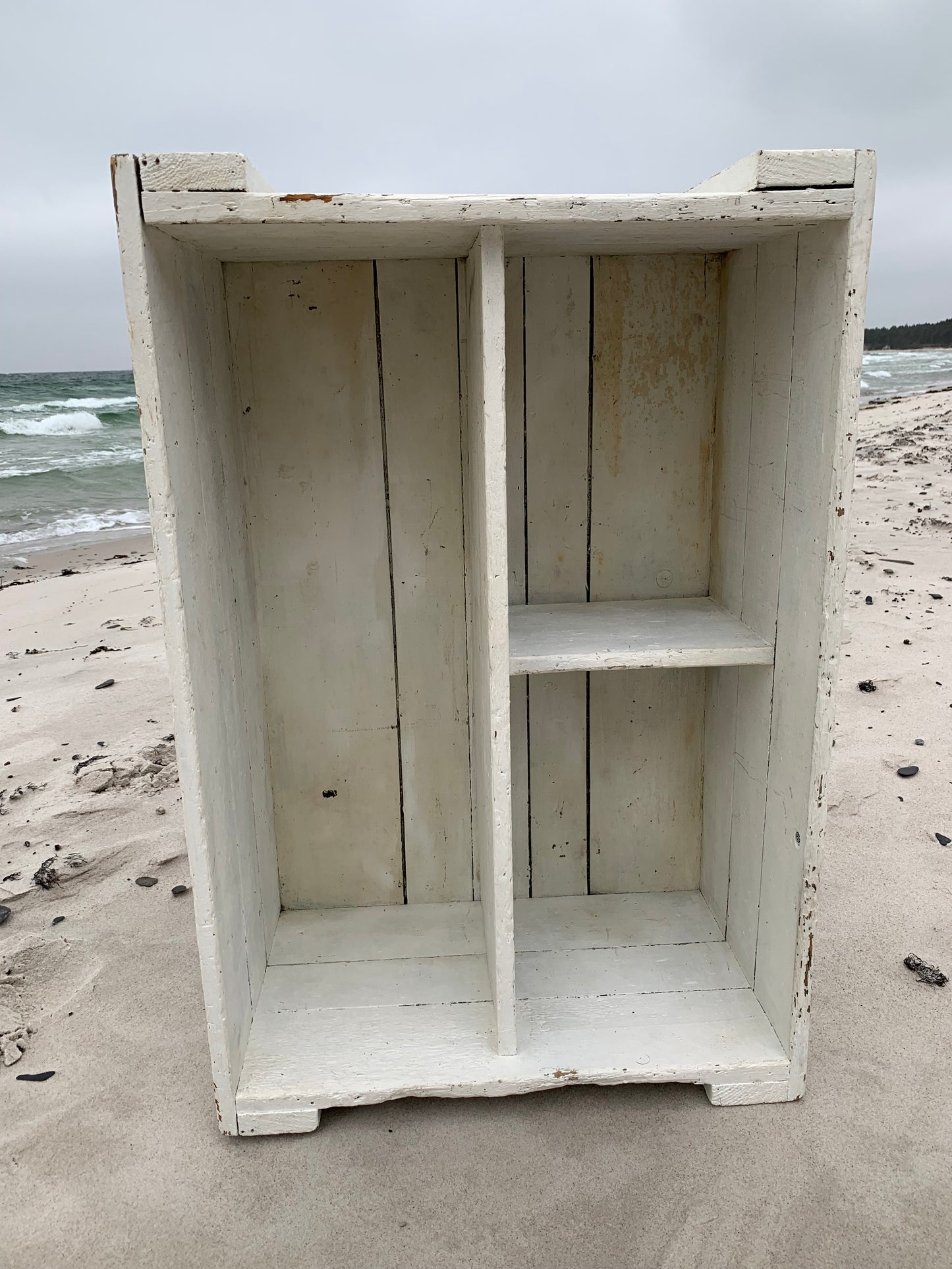 Vacker gammal bokhylla