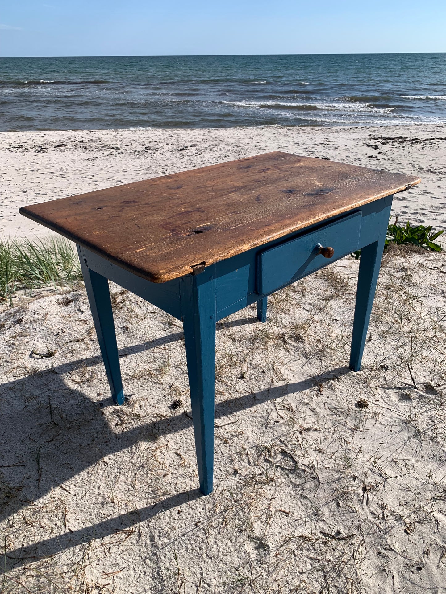 Gammalt bord med fina detaljer
